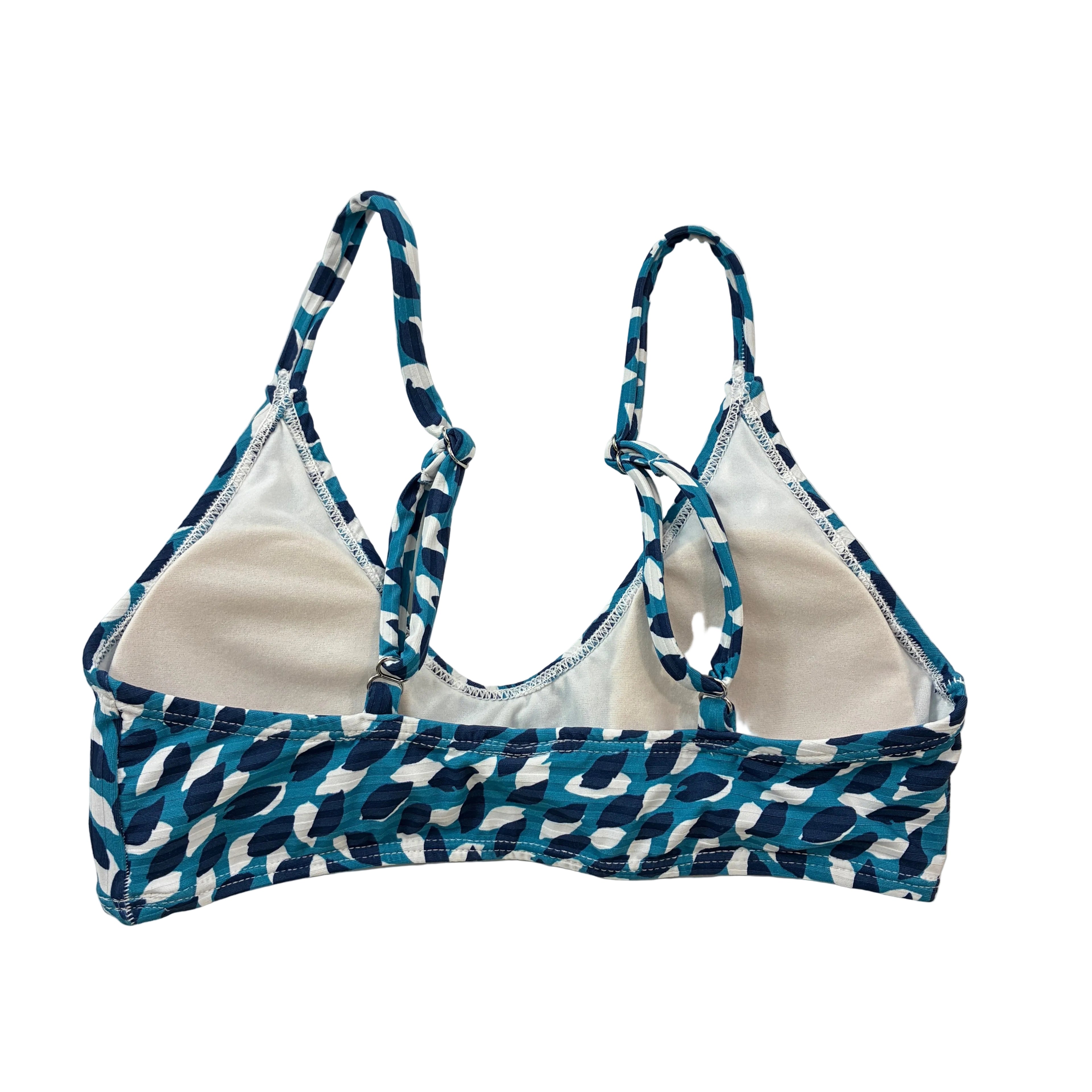 Detalle de espalda de Top de bikini tipo bralette artesanal con textura de canalé y estampado gráfico en tonos azules, diseñado y confeccionado en Tarifa.