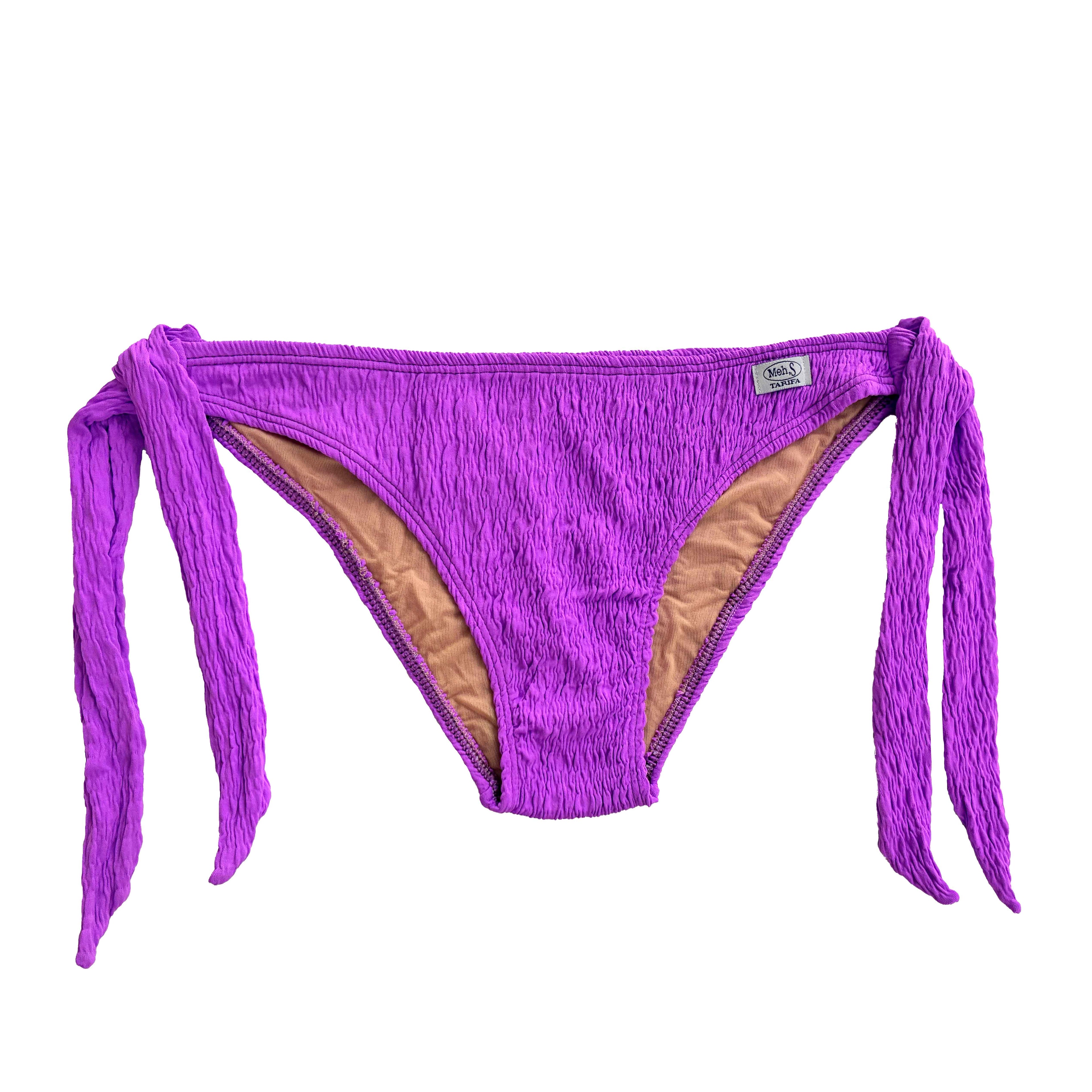 Braga de bikini atada con lazo confeccionada en lycra texturada color violeta intenso , prenda fabrcada artesanalmente en Tarifa por Moh,S.