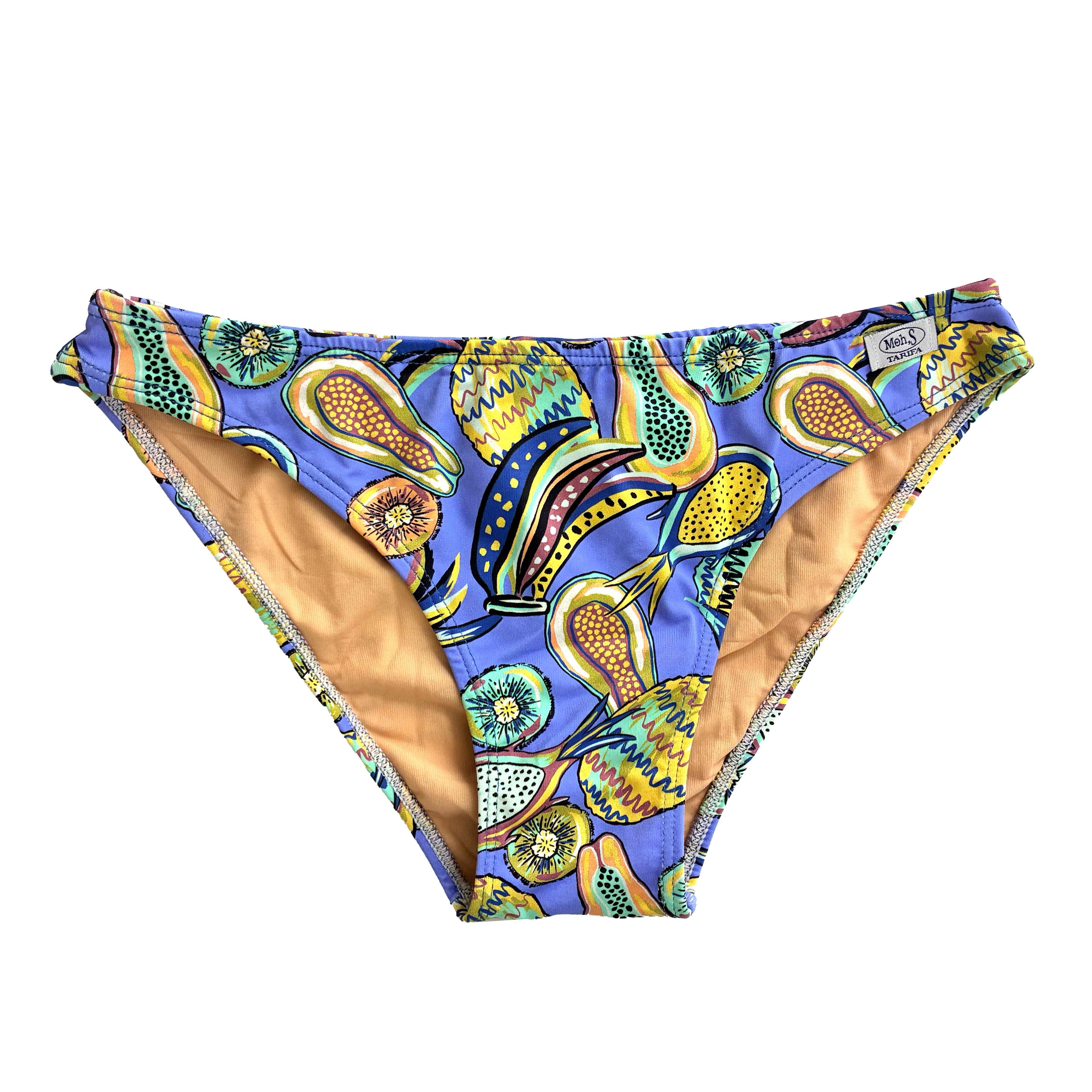 Braguita de bikini de corte básico con estampado de frutas tropicales sobre fondo azul, confeccionada artesanalmente.