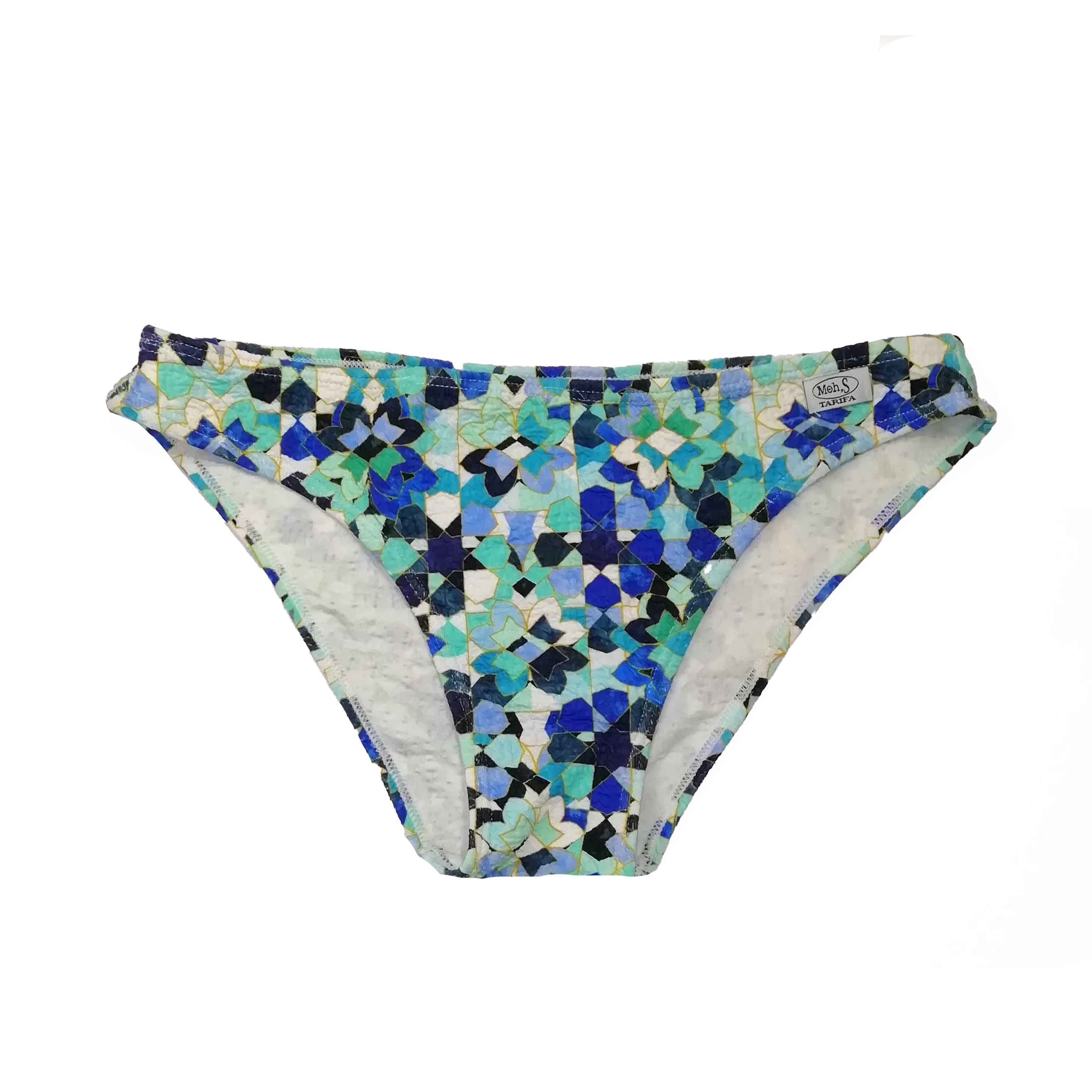 Braga de bikini de corte básico con estampado geométrico tipo vidriera en tonos azules, diseñada y fabricada en España.
