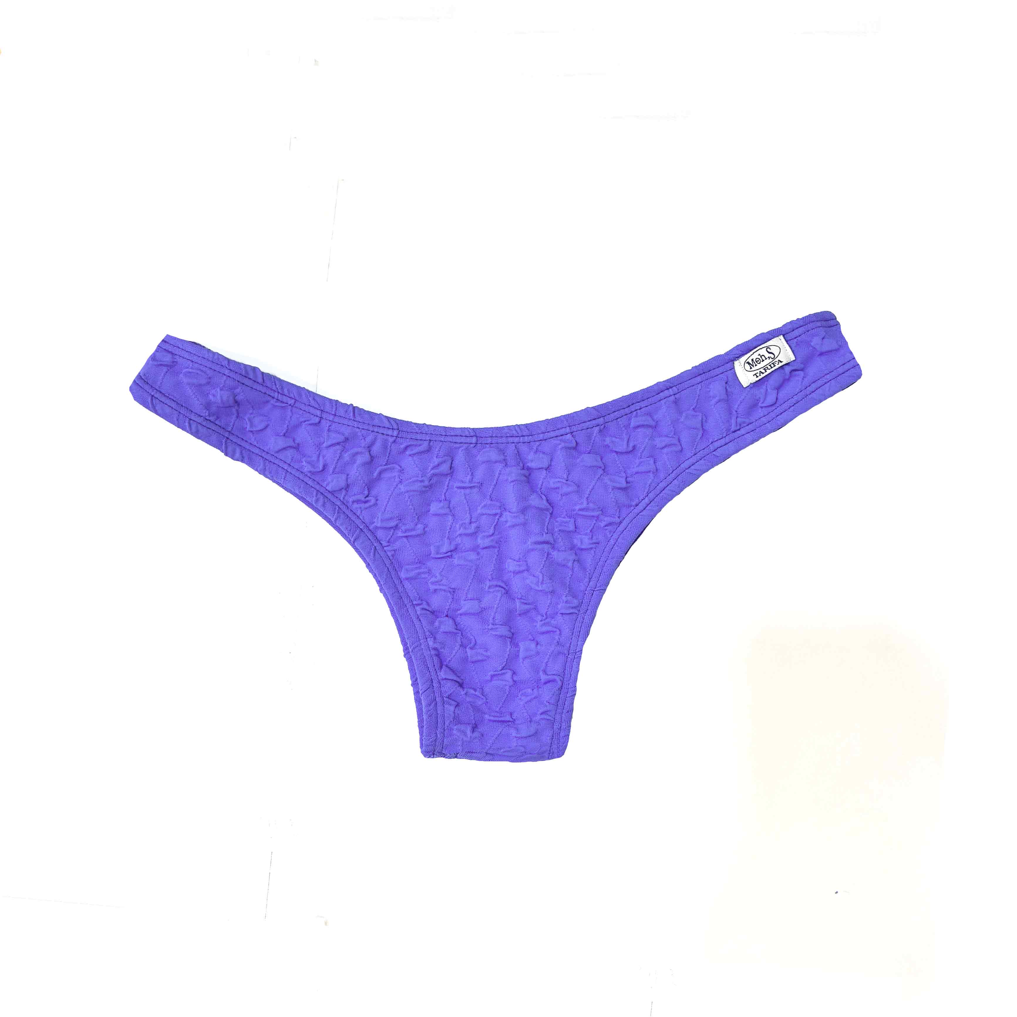 Braga brasileña en forma de V confeccionada en Lycra Texturada en clor purpura.