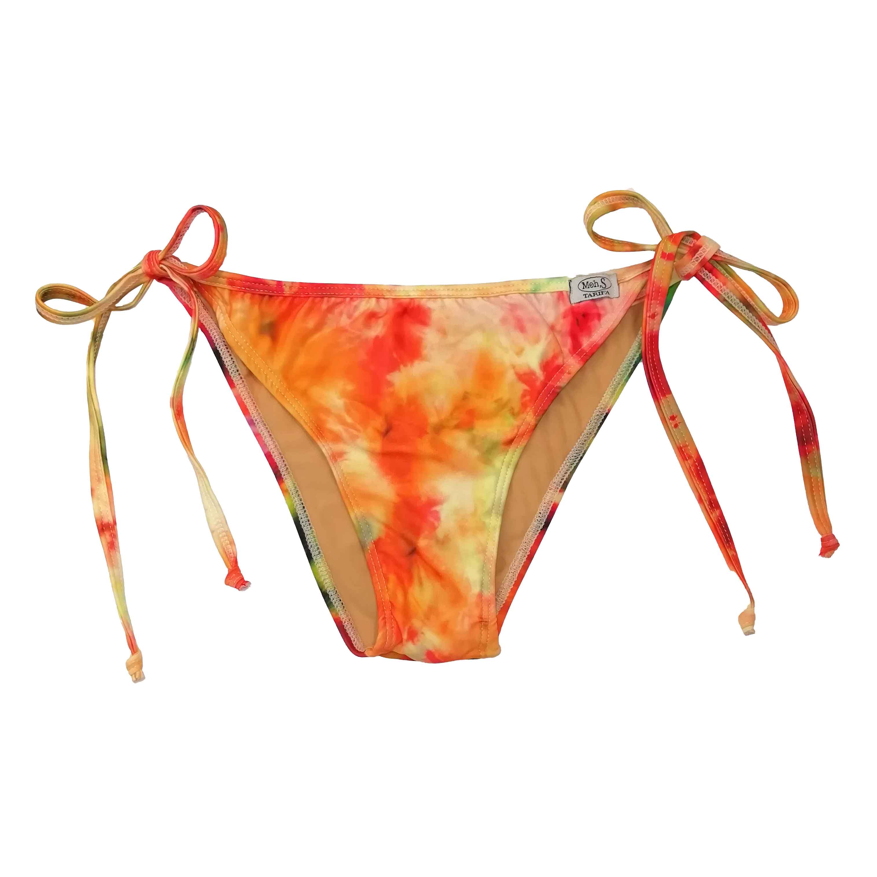 Braga de bikini brasileña mini con tiras finas para atar y estampado tie-dye en tonos naranja y verde, confeccionada en Tarifa.