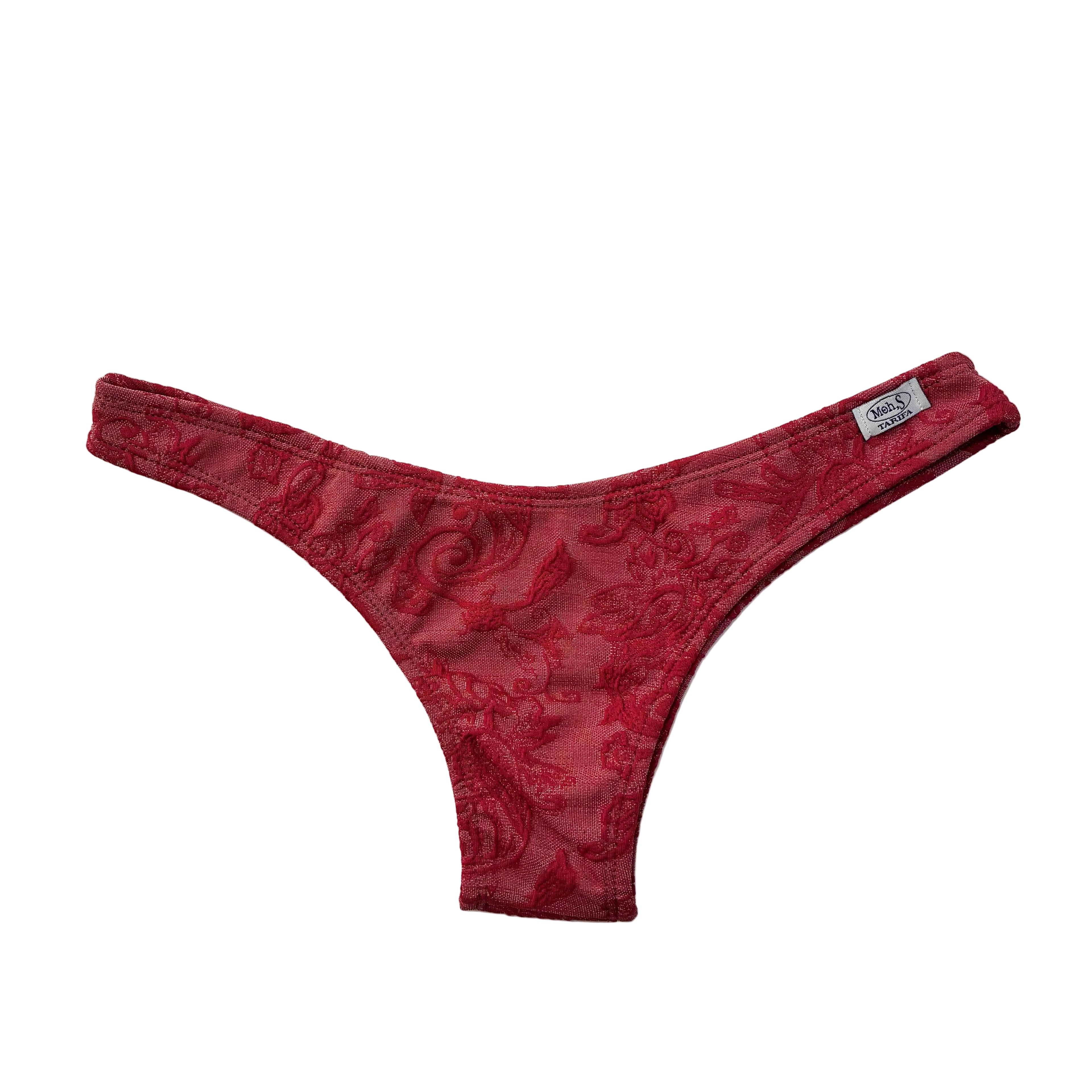 Braguita brasileña artesanal modelo Adamascado Burdeos con forma de V y detalle de etiqueta bordada Moh.S Tarifa.