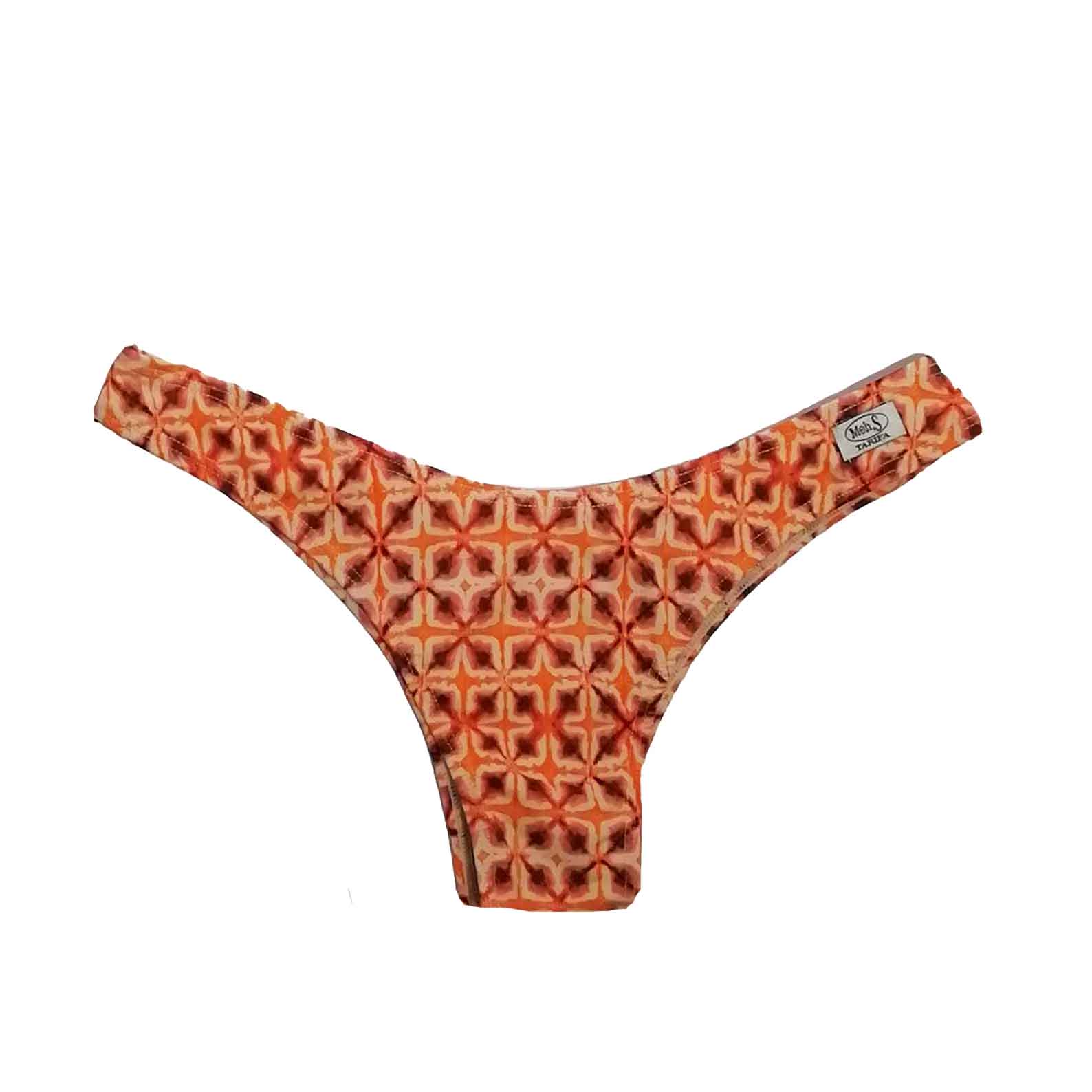Braga de bikini brasileña con corte en V mini y estampado geométrico en tonos naranja y coral, hecha a mano en Tarifa.