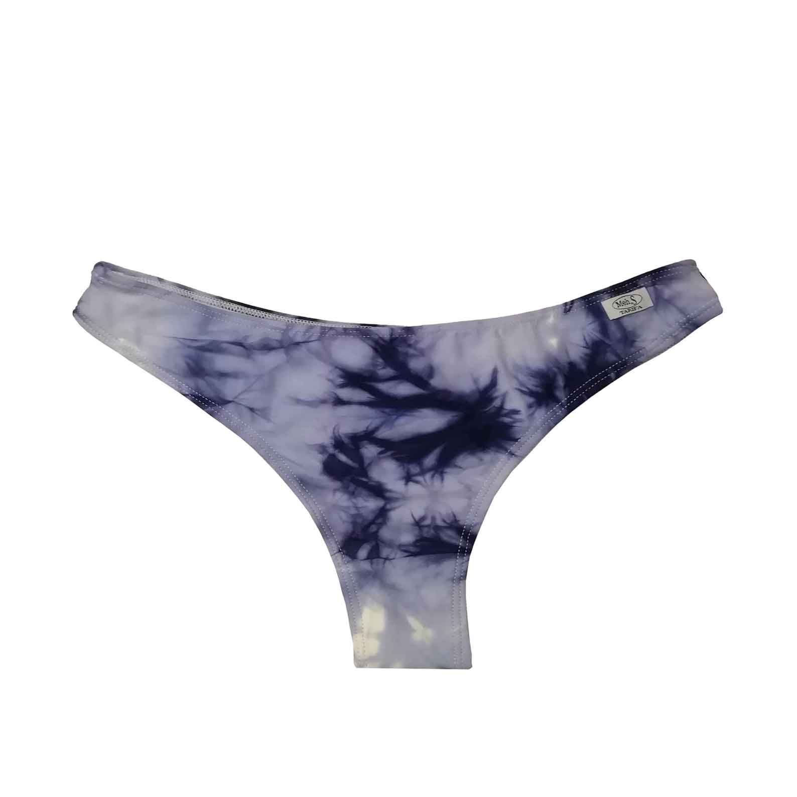 Braga de bikini brasileña con corte en V y estampado tie-dye azul índigo, confeccionada a mano en Tarifa.