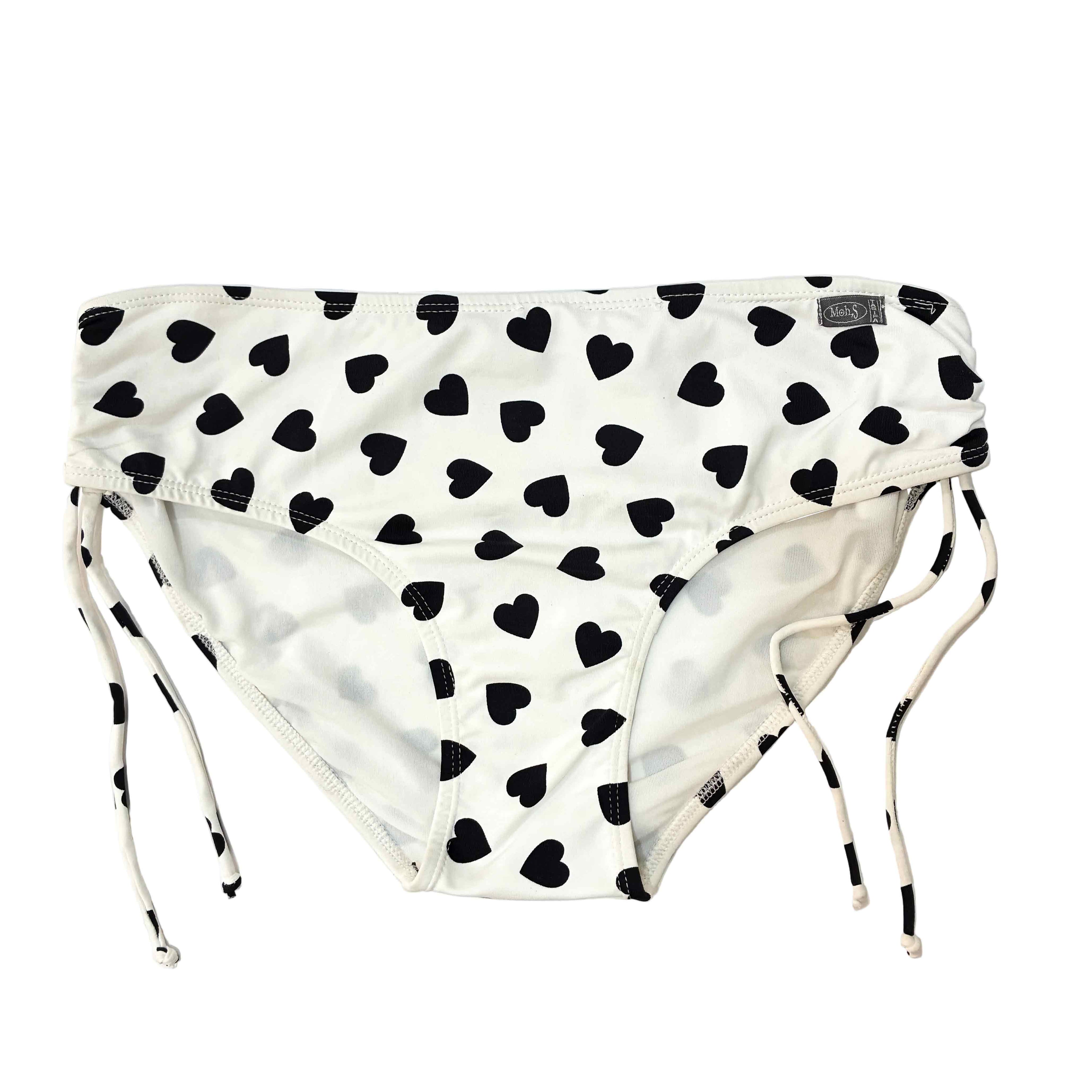 Braga de bikini de talle alto para siluetas curvy con estampado de corazones negros y laterales fruncidos ajustables.