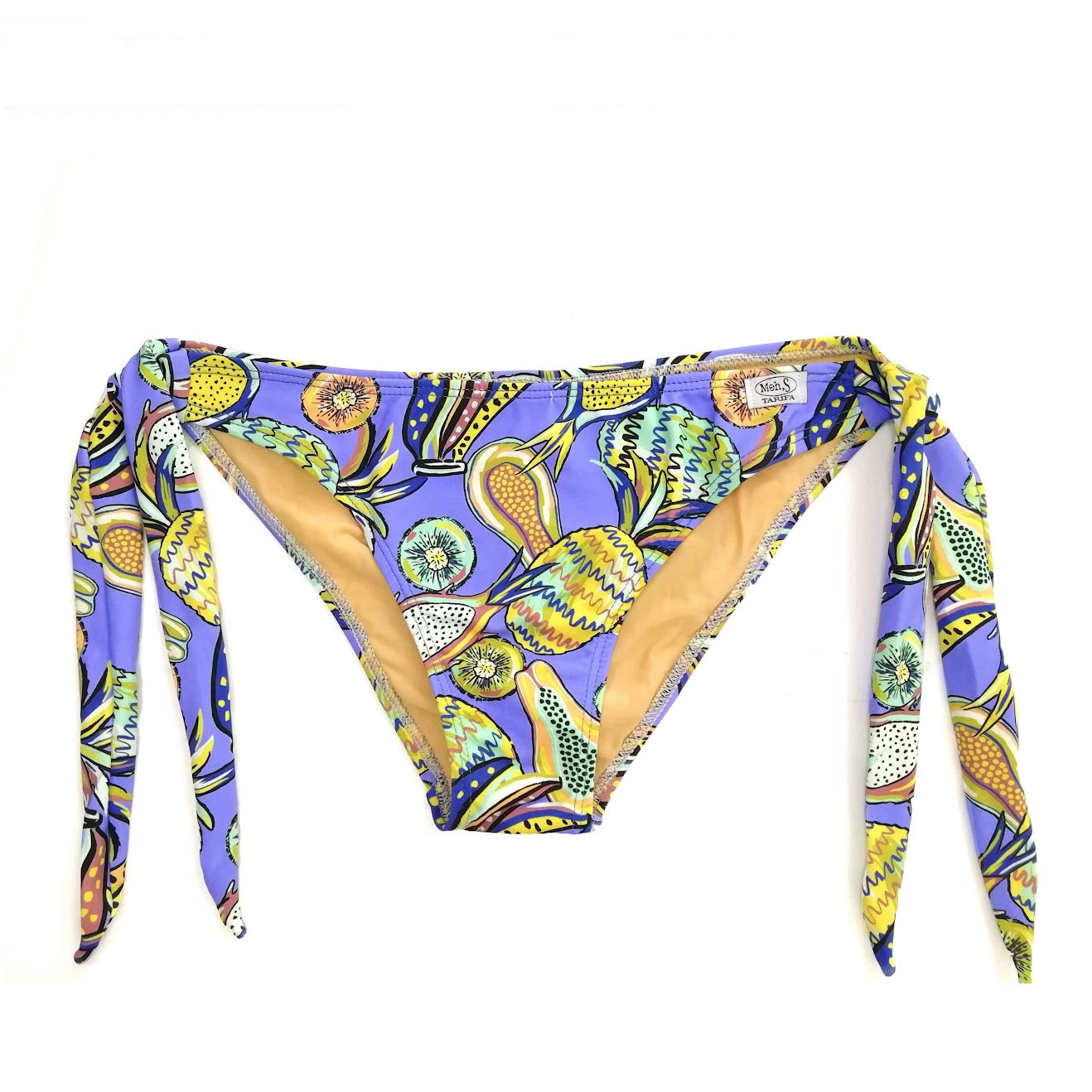 Primer plano de braguita de bikini con lazos laterales y estampado de frutas tropicales sobre fondo azul.