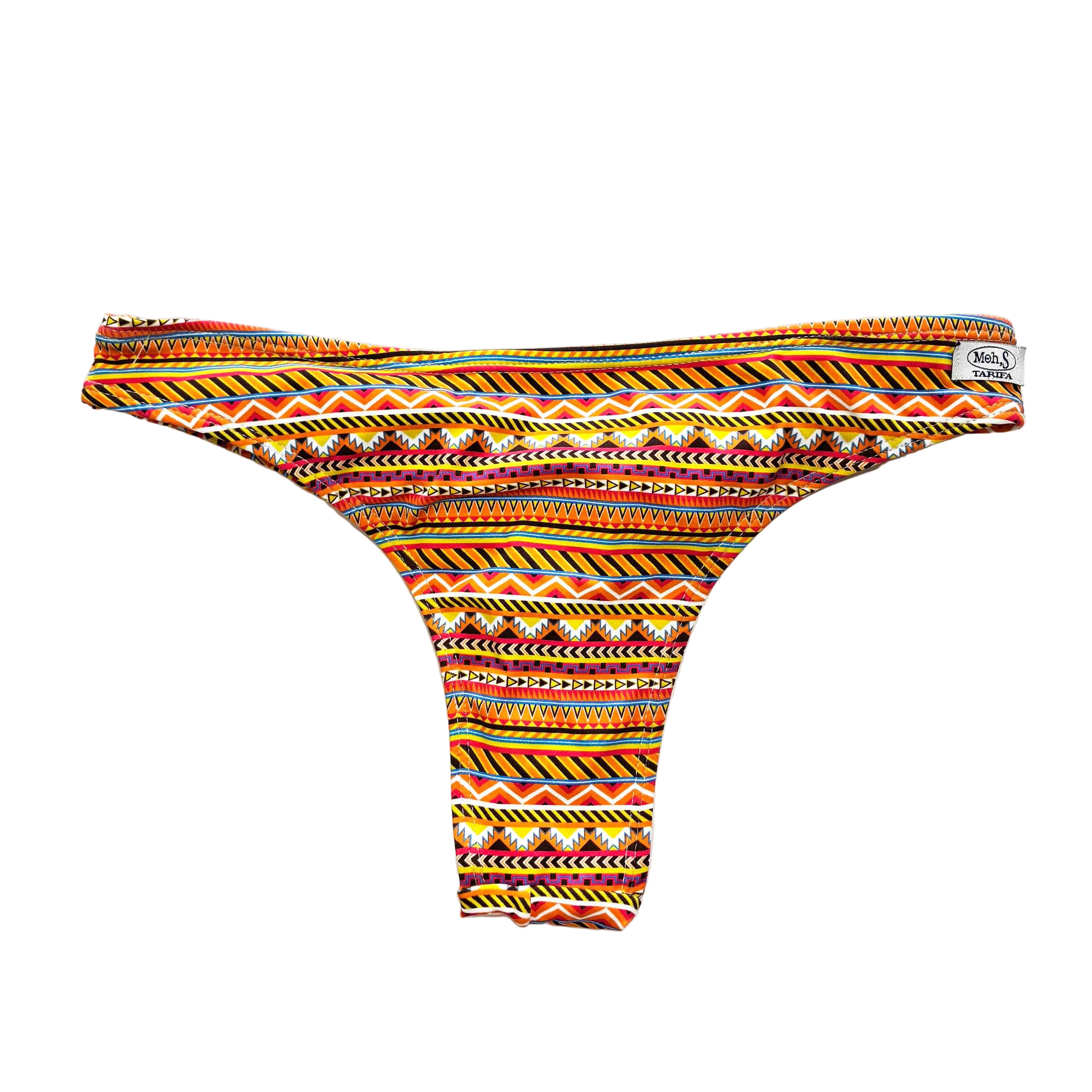 Braga de bikini semitanga con estampado geométrico étnico en tonos naranjas y amarillos,y etiqueta Moh,S Tarifa.