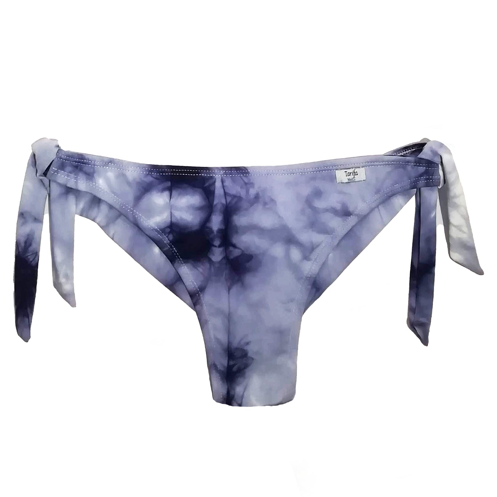 Braga de bikini semitanga ajustable con lazos laterales y estampado tie-dye azul, hecha a mano en Tarifa.