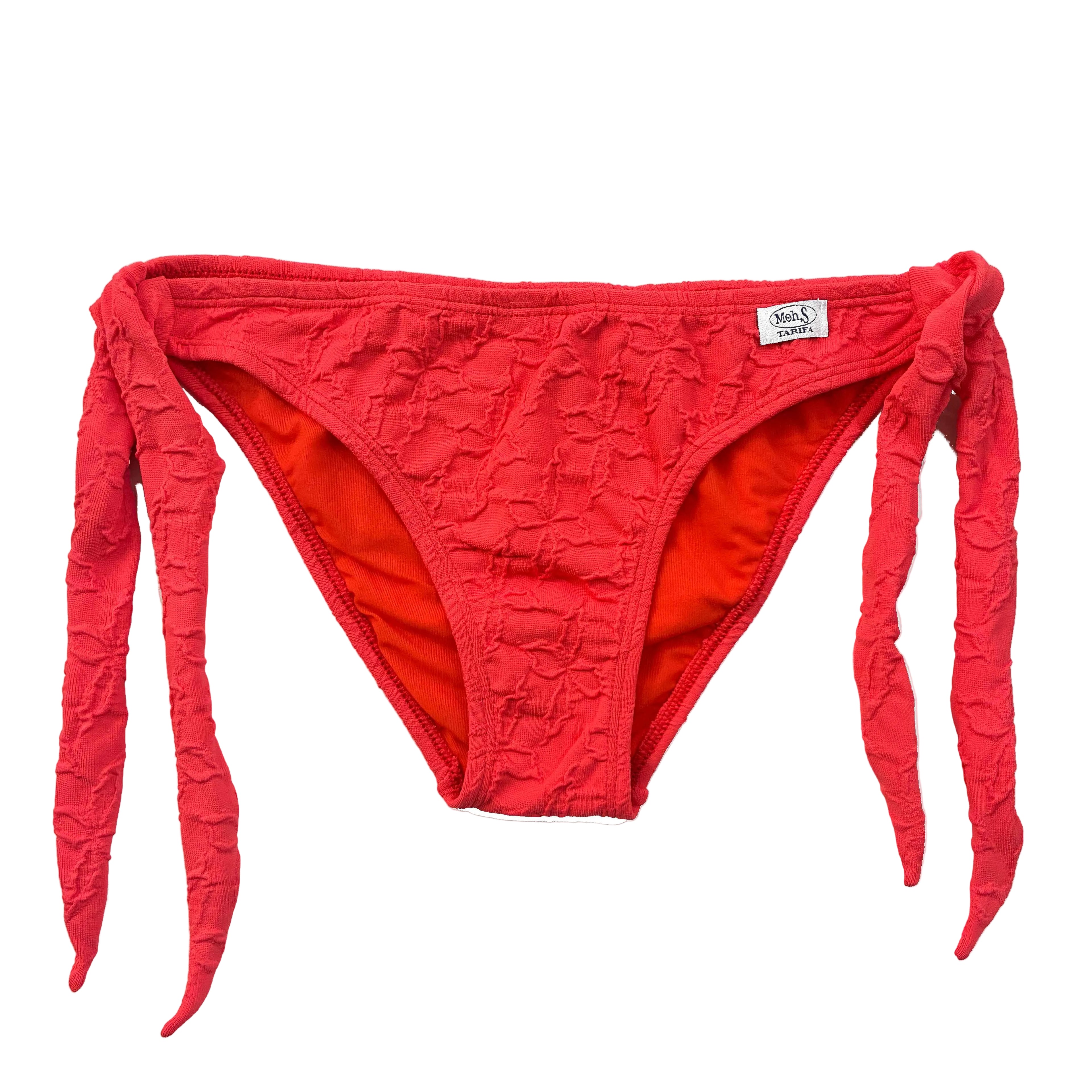 Braga de bikini roja con lazos laterales ajustables y tejido de licra con textura floral de Moh.S Tarifa