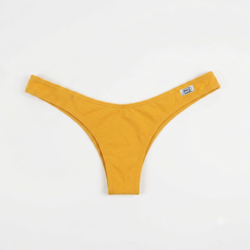 Una braga brasileña de color amarillo  sobre un fondo blanco.