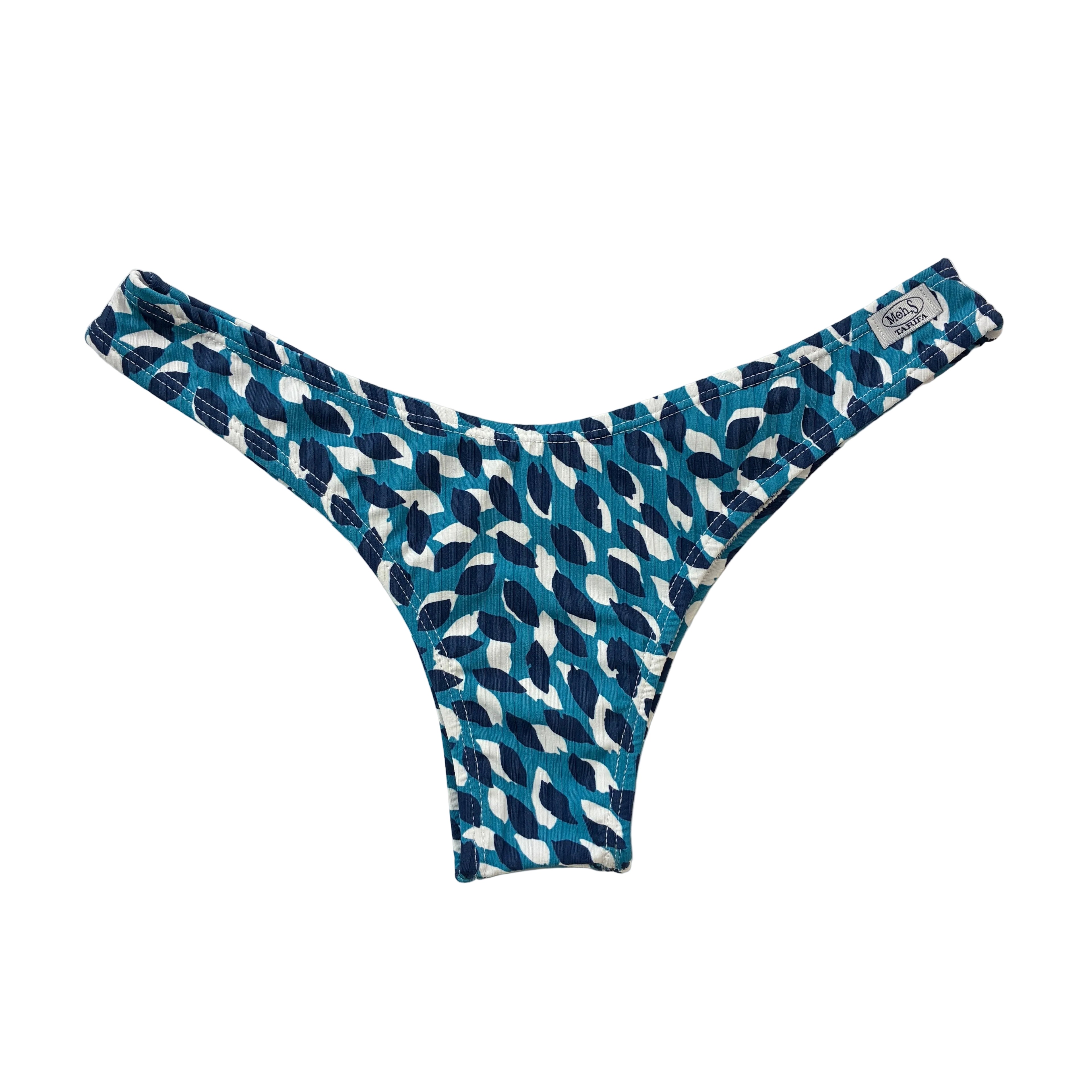 Braga de bikini mini en forma de V con tejido canalé y costura especial que realza el glúteo. Hecha a mano en Tarifa. Materia prima española y edición limitada.