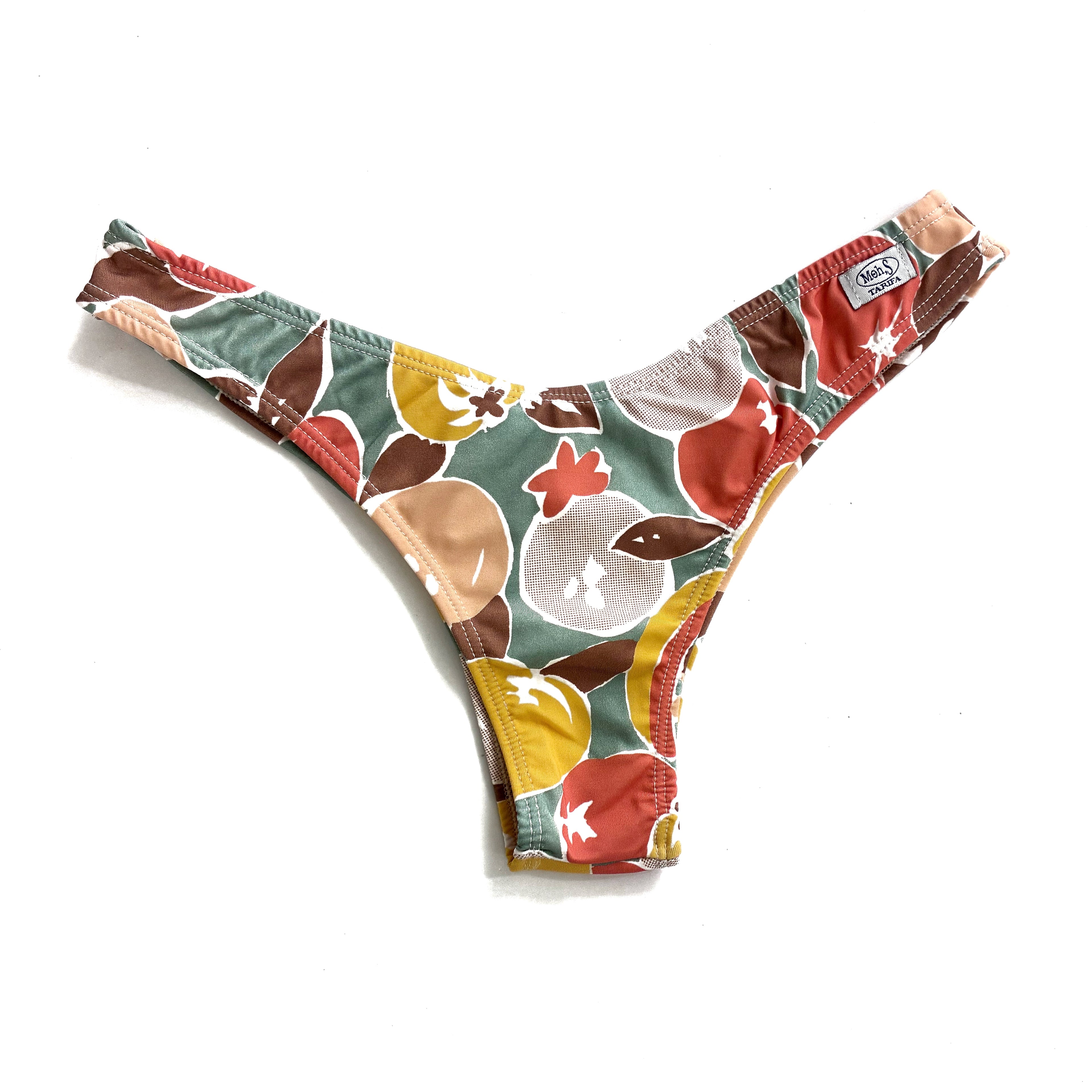 Braguita de bikini brasileña con corte en V y estampado de frutas estilo retro en tonos tierra, mostaza y verde.