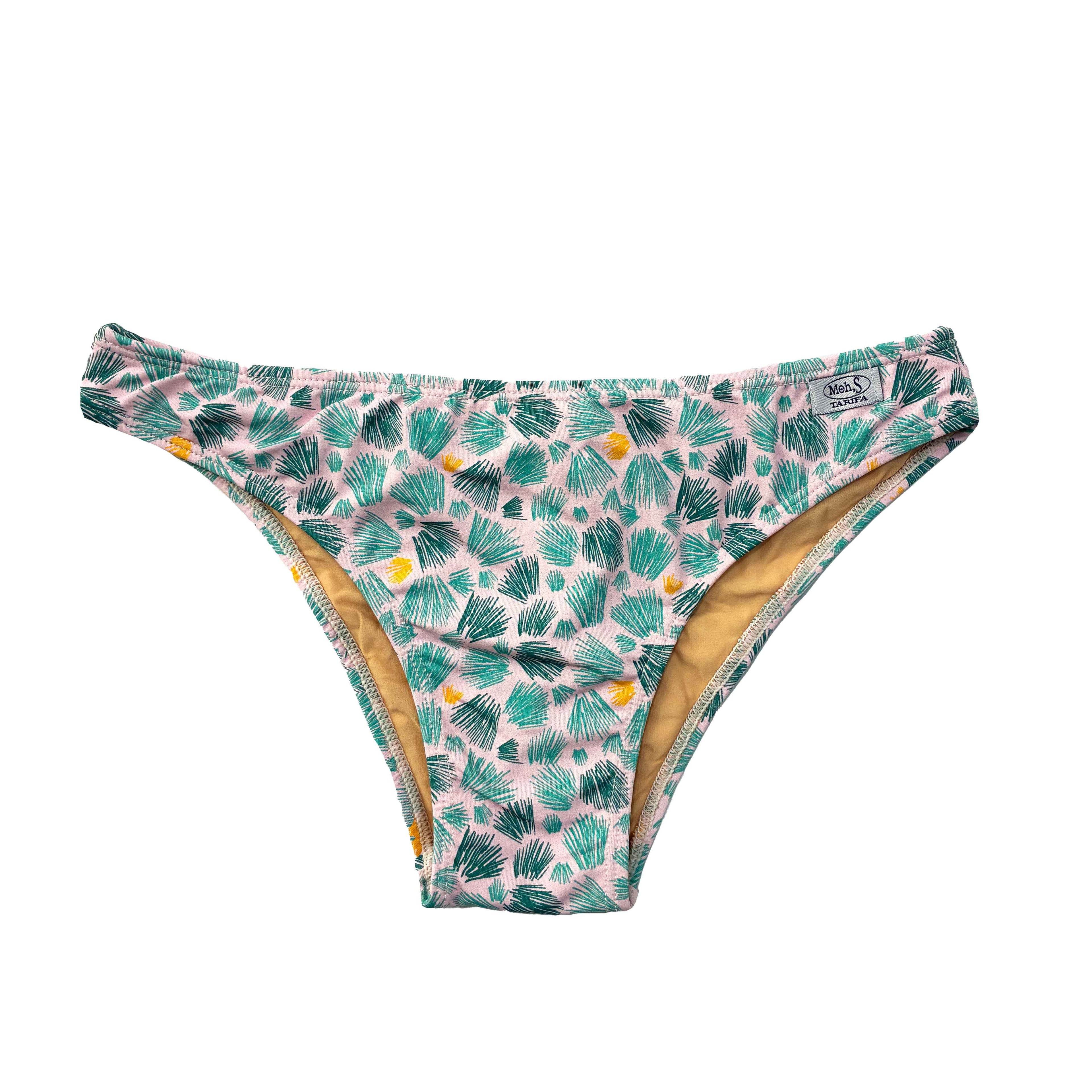 Braguita de bikini de corte clásico entera con estampado de hojas de palmera verdes y detalles amarillos sobre fondo rosa.