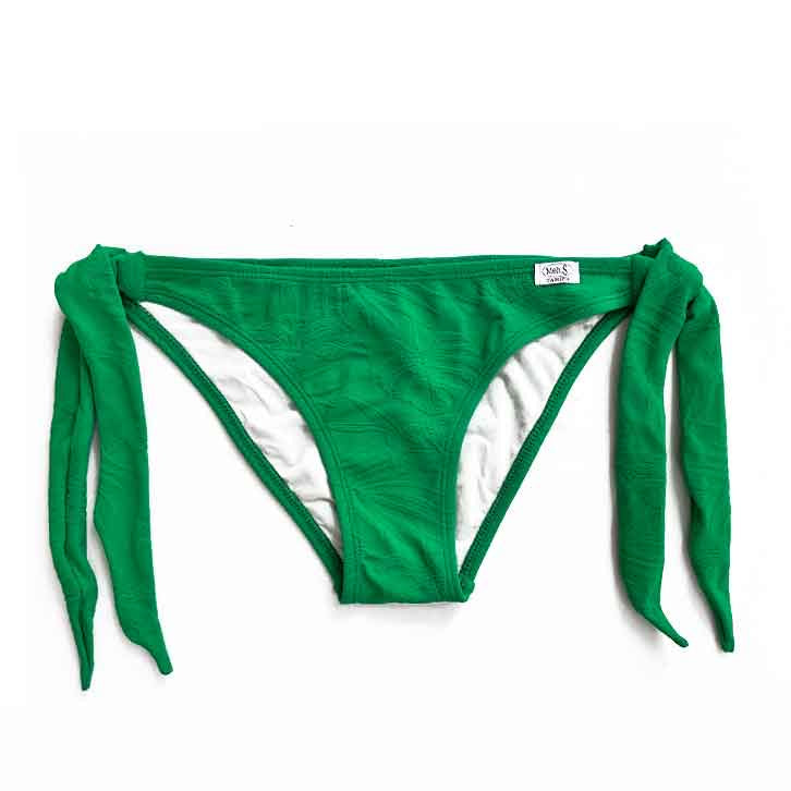 Braguita de bikini verde con lazos laterales y tejido de lycra texturizada con motivos de hojas tropicales.