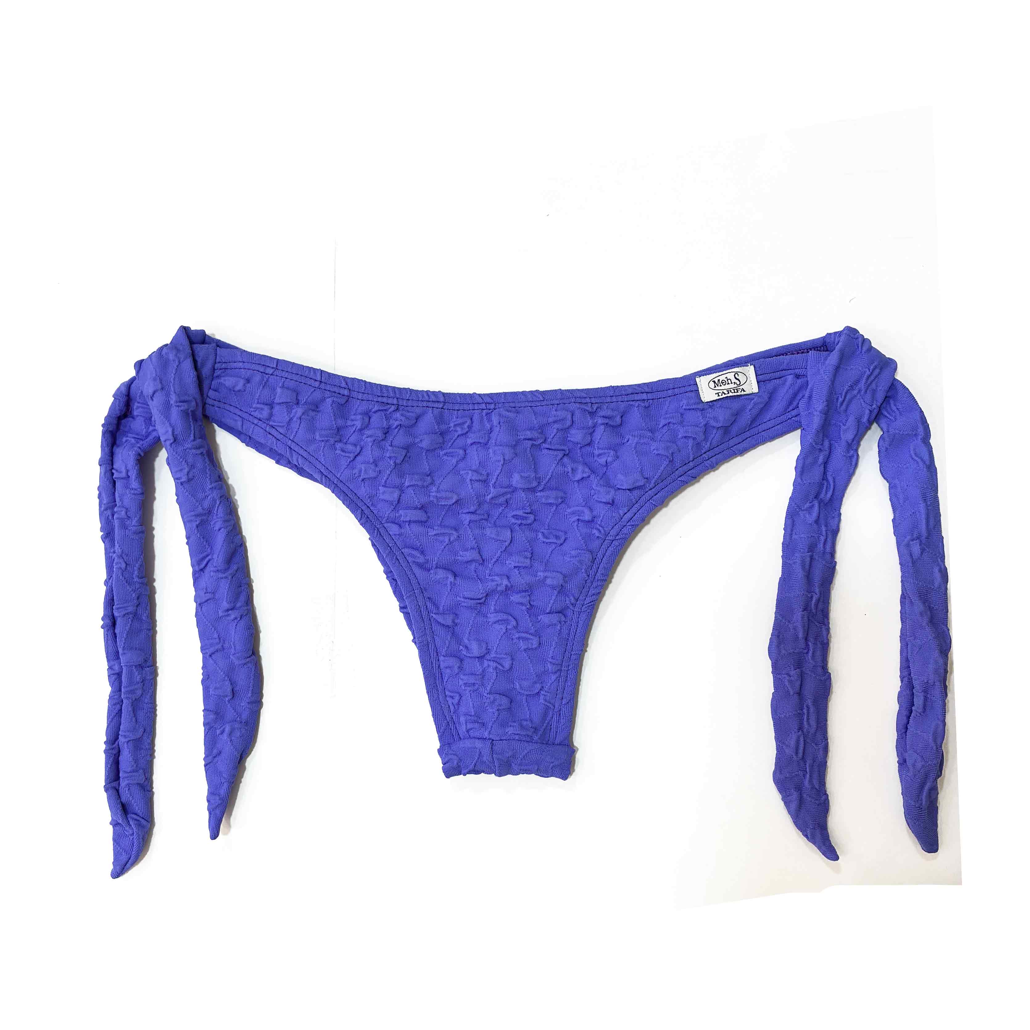 Braguita de bikini tipo semitanga con lazos laterales y tejido texturizado en color púrpura, hecha a mano en Tarifa.