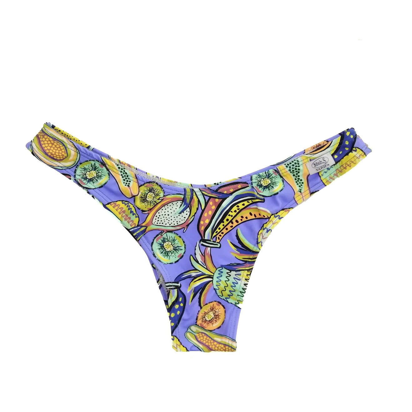 Braguita de bikini brasileña con corte en V y estampado de frutas tropicales sobre fondo azul lavanda.