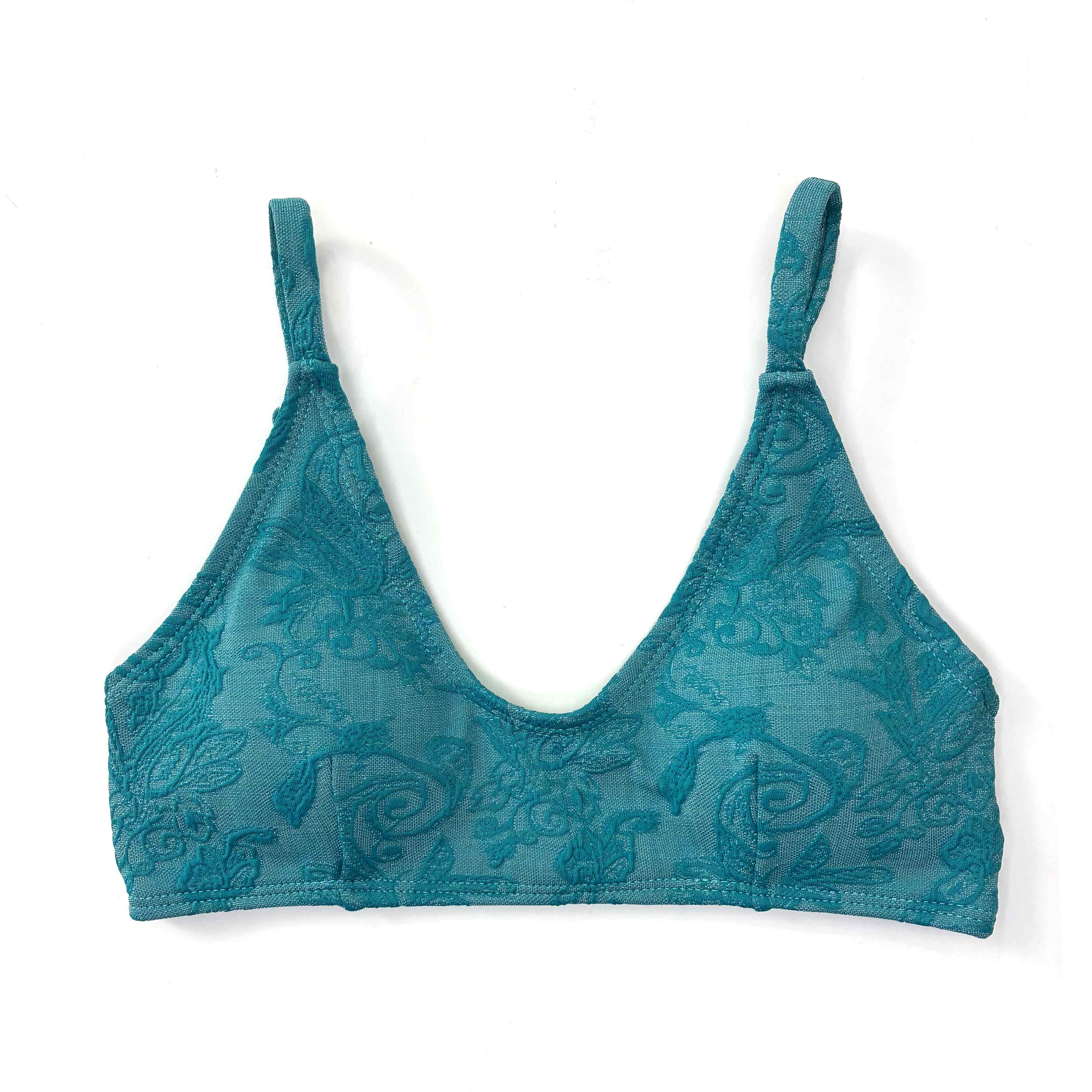 Bikini artesanal en color verde botella con tejido adamascado y top estilo camiseta frente al mar.