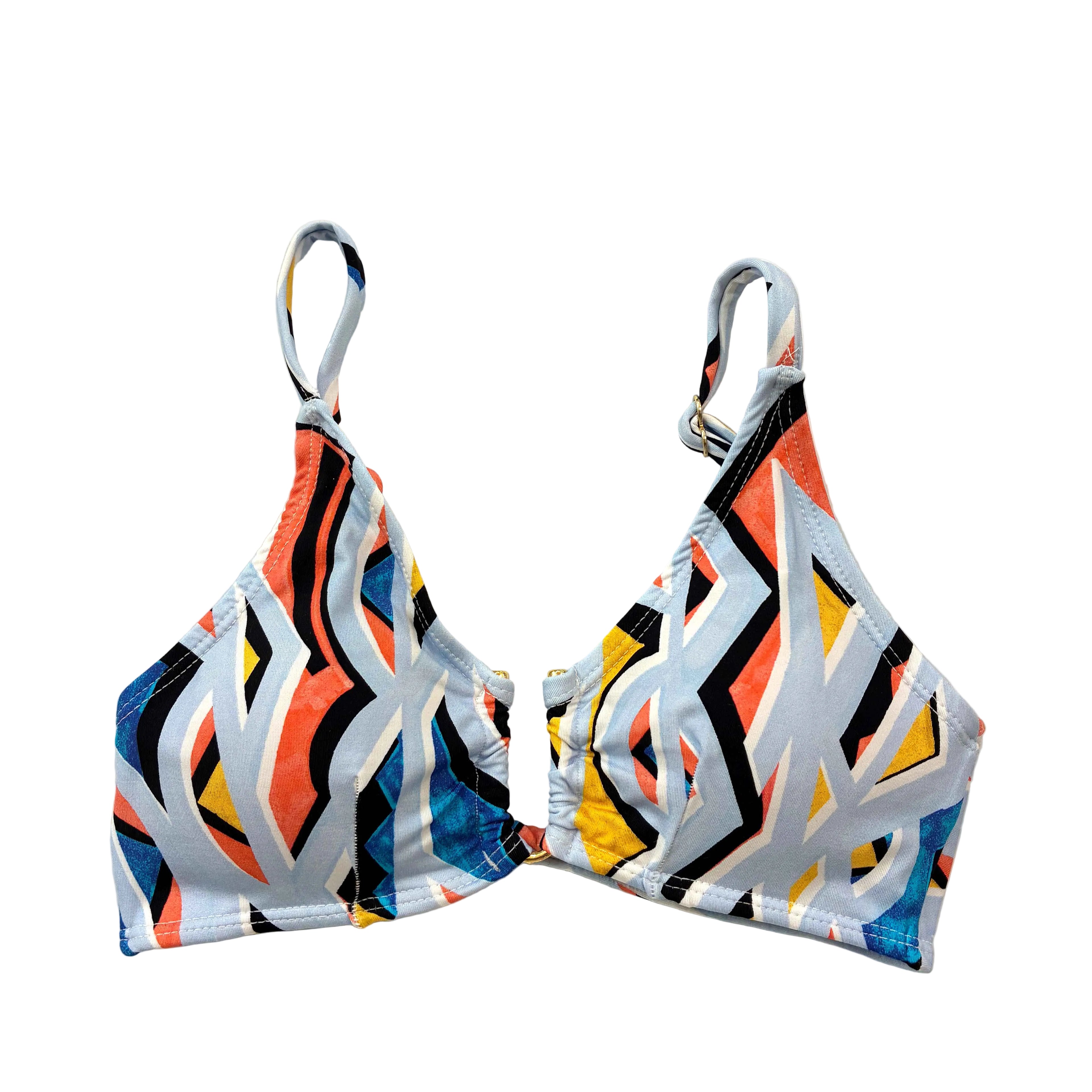 Tp de bikini tipo camiseta con tirantes reulables y un adorno dorado en el centro. Estampado celeste con trazos geométricos. Fabricado integramente en Tarifa.