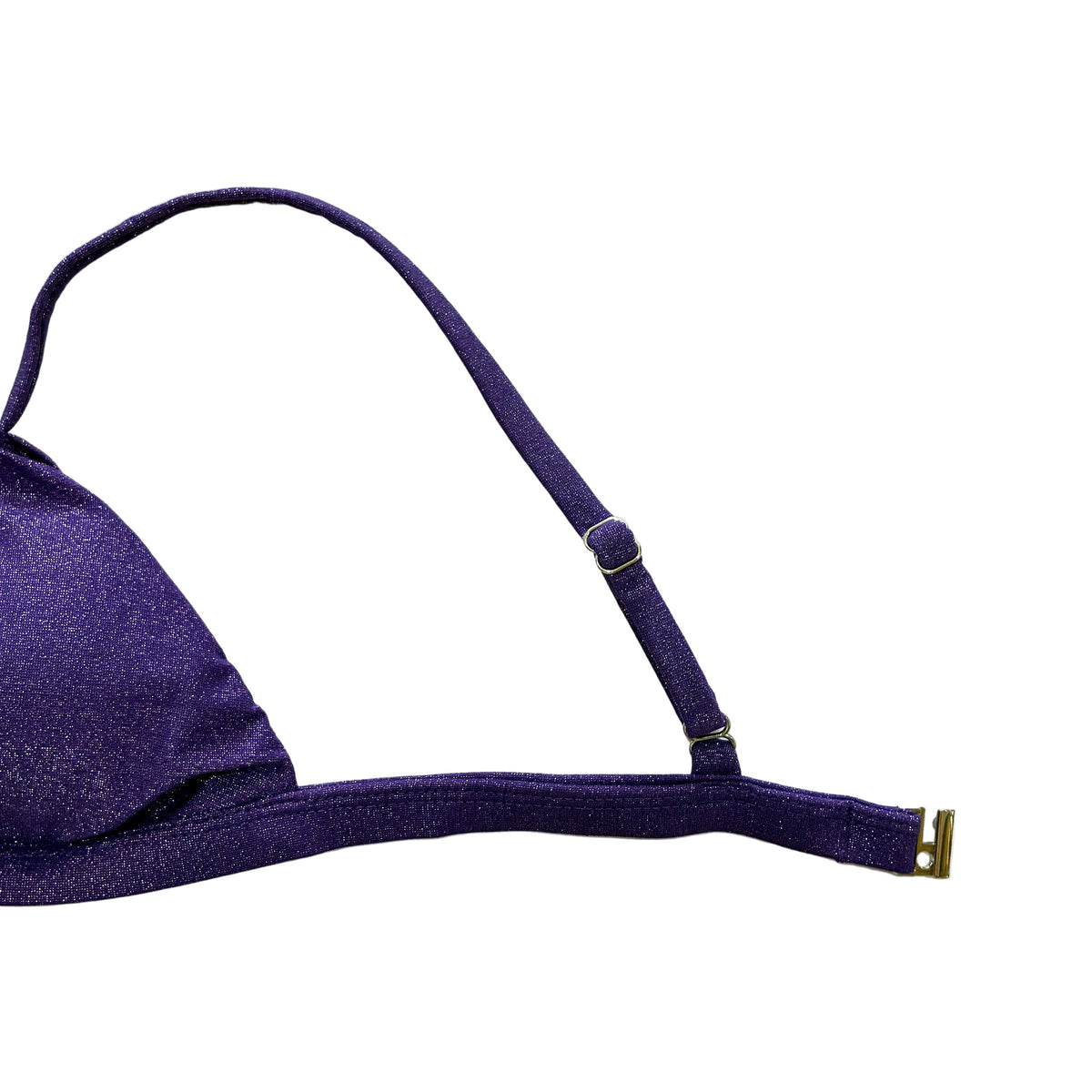 Detalle de top de bikini triángulo bajo en tejido brillante color violeta lúrex con tirantes ajustables y broche metálico trasero.