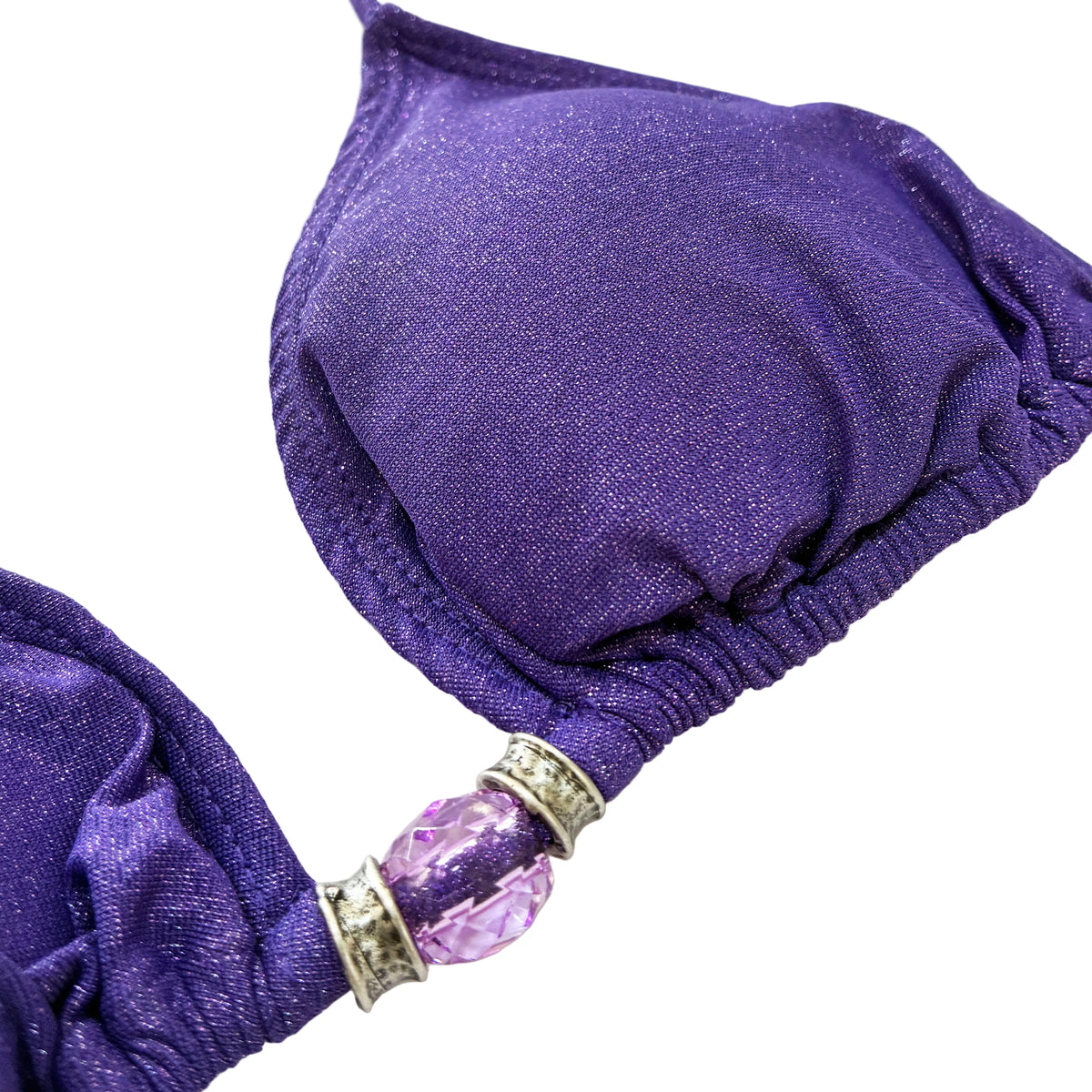 Detalle de adorno de la parte superior de bikini de triángulo ajustable en tejido de lúrex de color morado brillante con detalle de cuenta decorativa y relleno extraíble.