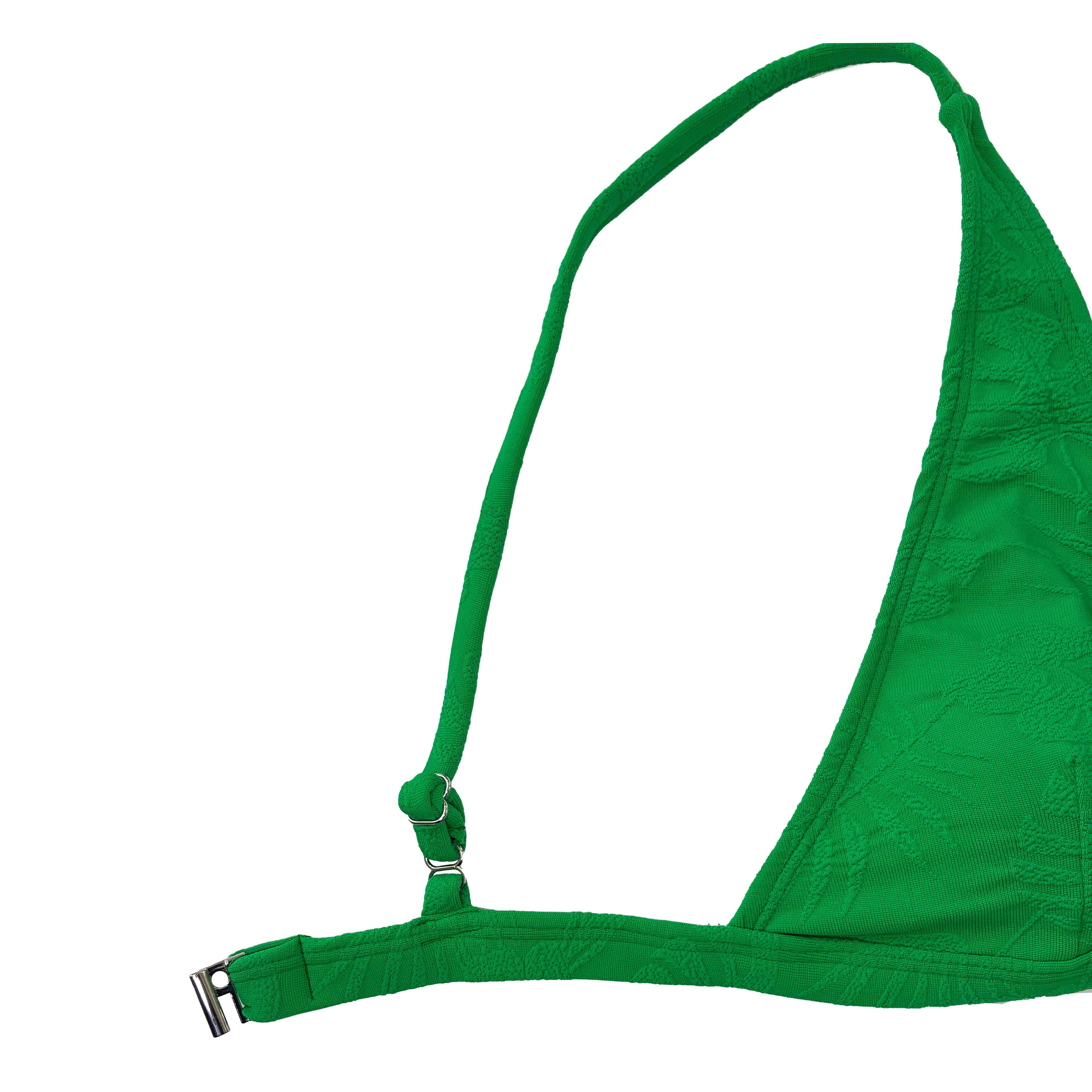 Detalle del top de bikini triangular ajustable en color verde con tejido texturizado de hojas tropicales.