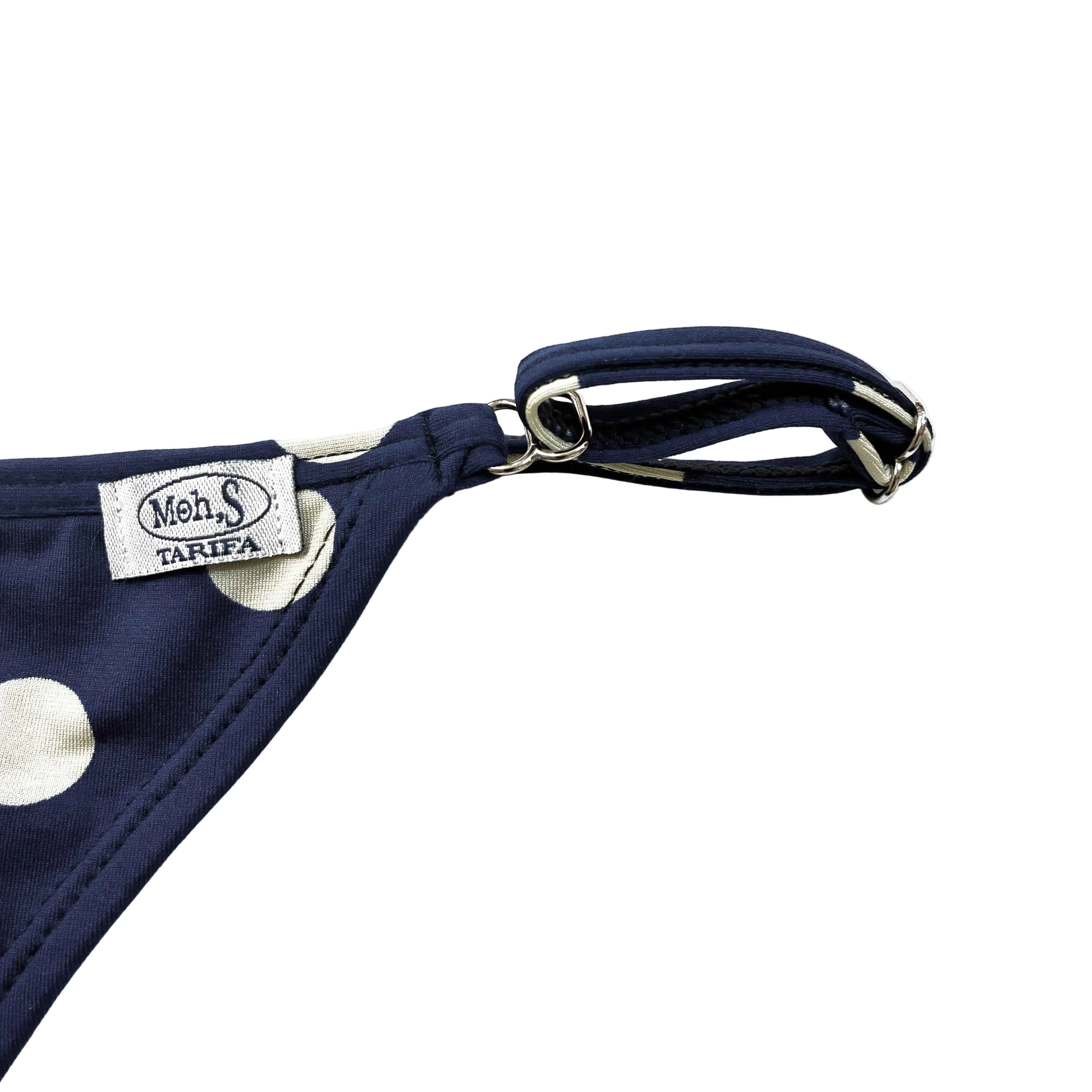 Detalle lateral de braga bikini azul marino y lunares blancos 