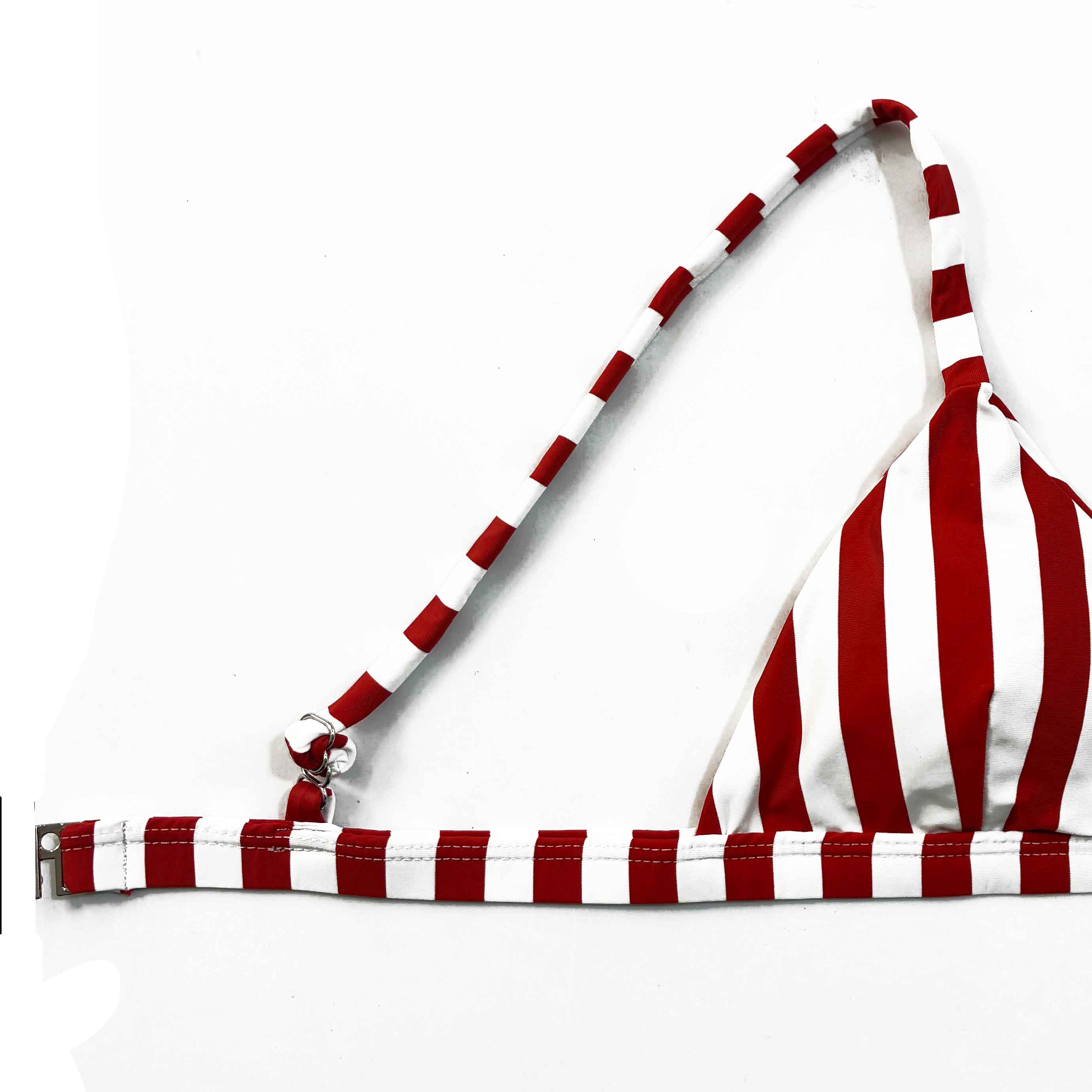 Detalle del lateral de top de triángulo de bikini de rayas rojas y blancas, fabricado en España,Tarifa 