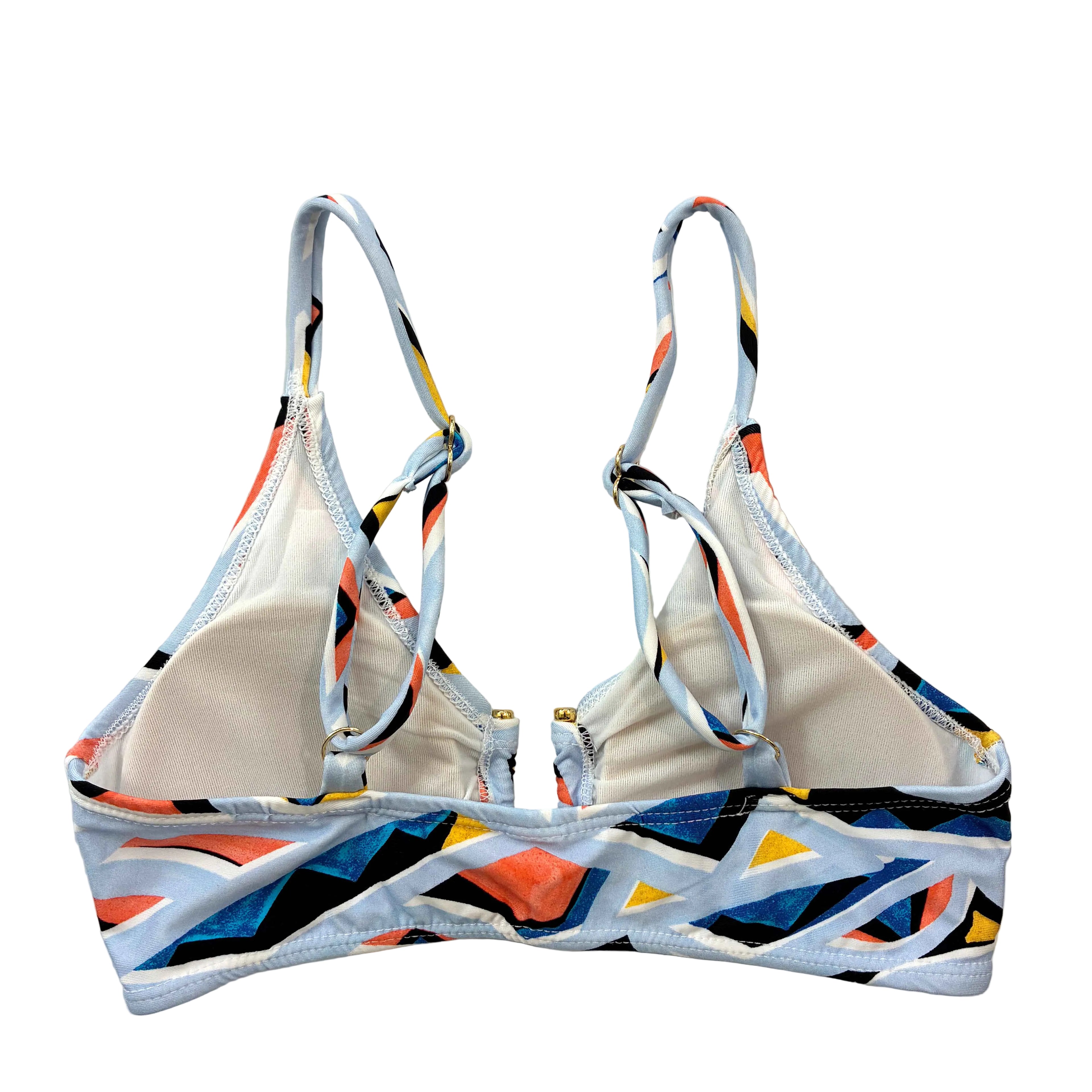 Detalle de  la espalda de un top de bikini  fabricado en Tarifa, artesanalmente. Dibujo geométrico celeste, negro y naranja

