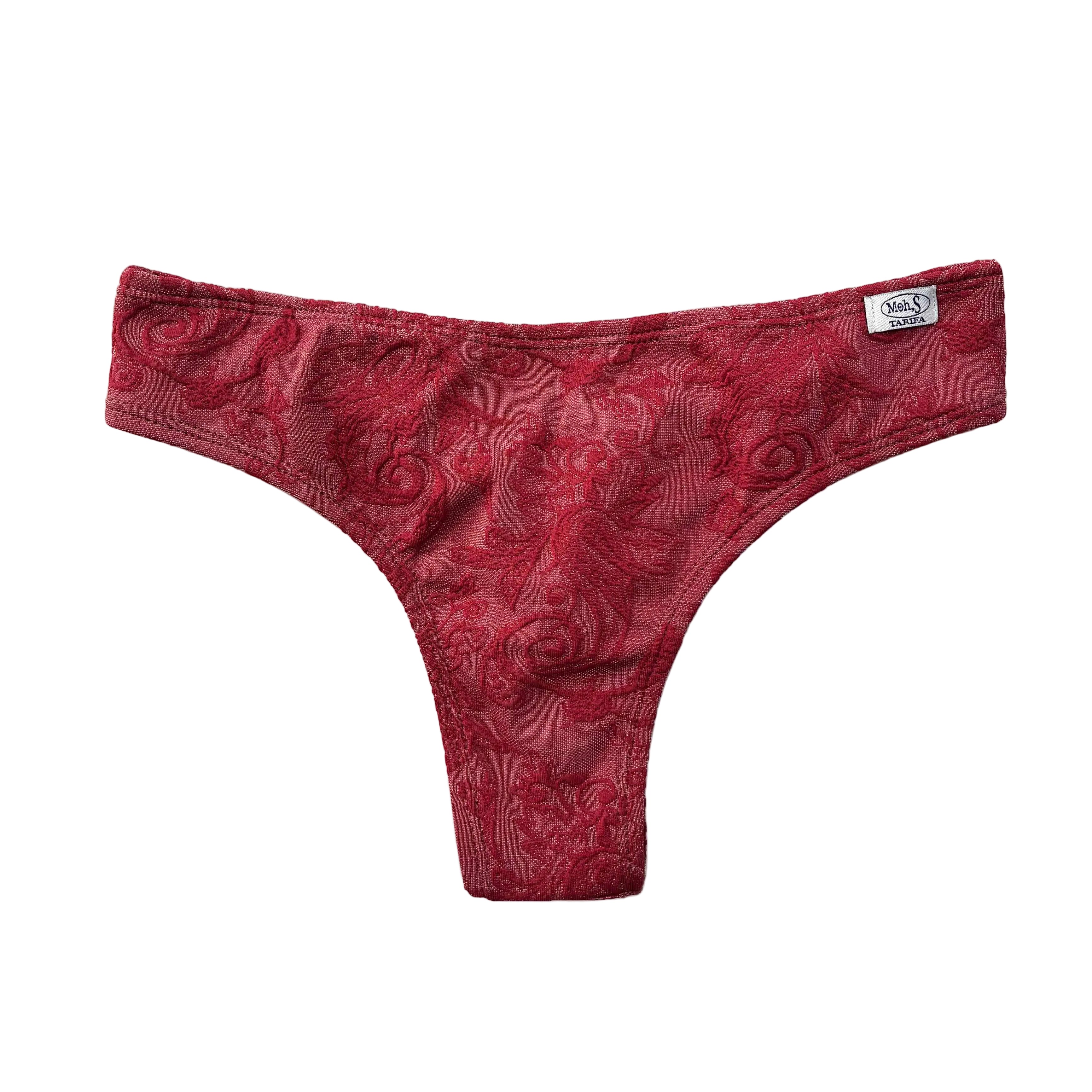 Vista frontal de braga semitanga artesanal de terciopelo paisley rojo, con etiqueta de Moh,S Tarifa visible en el lateral derecho, sobre fondo blanco.