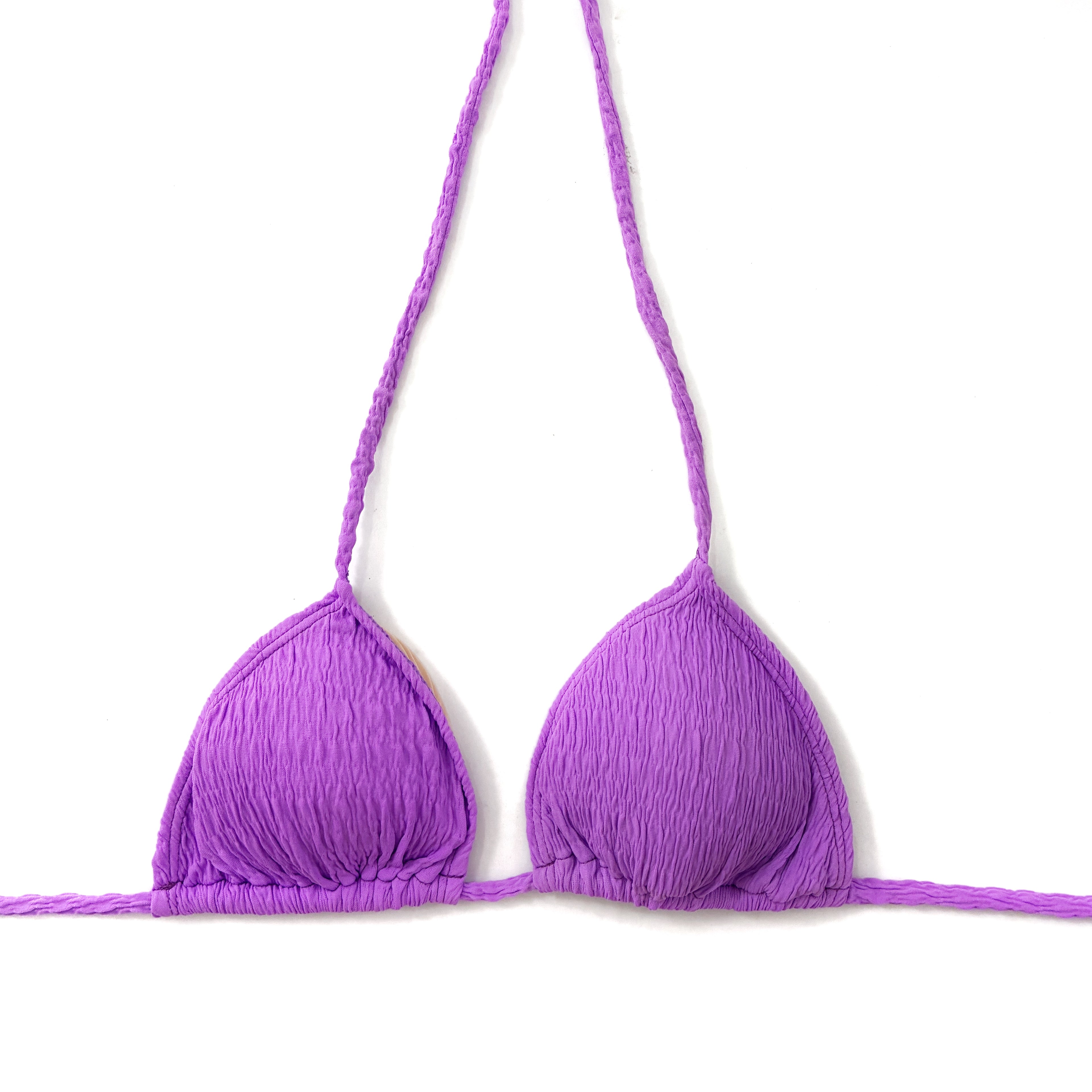 Top de bikini tipo cortina en color lila con tejido de textura rugosa y tirantes trenzados, confección artesanal.