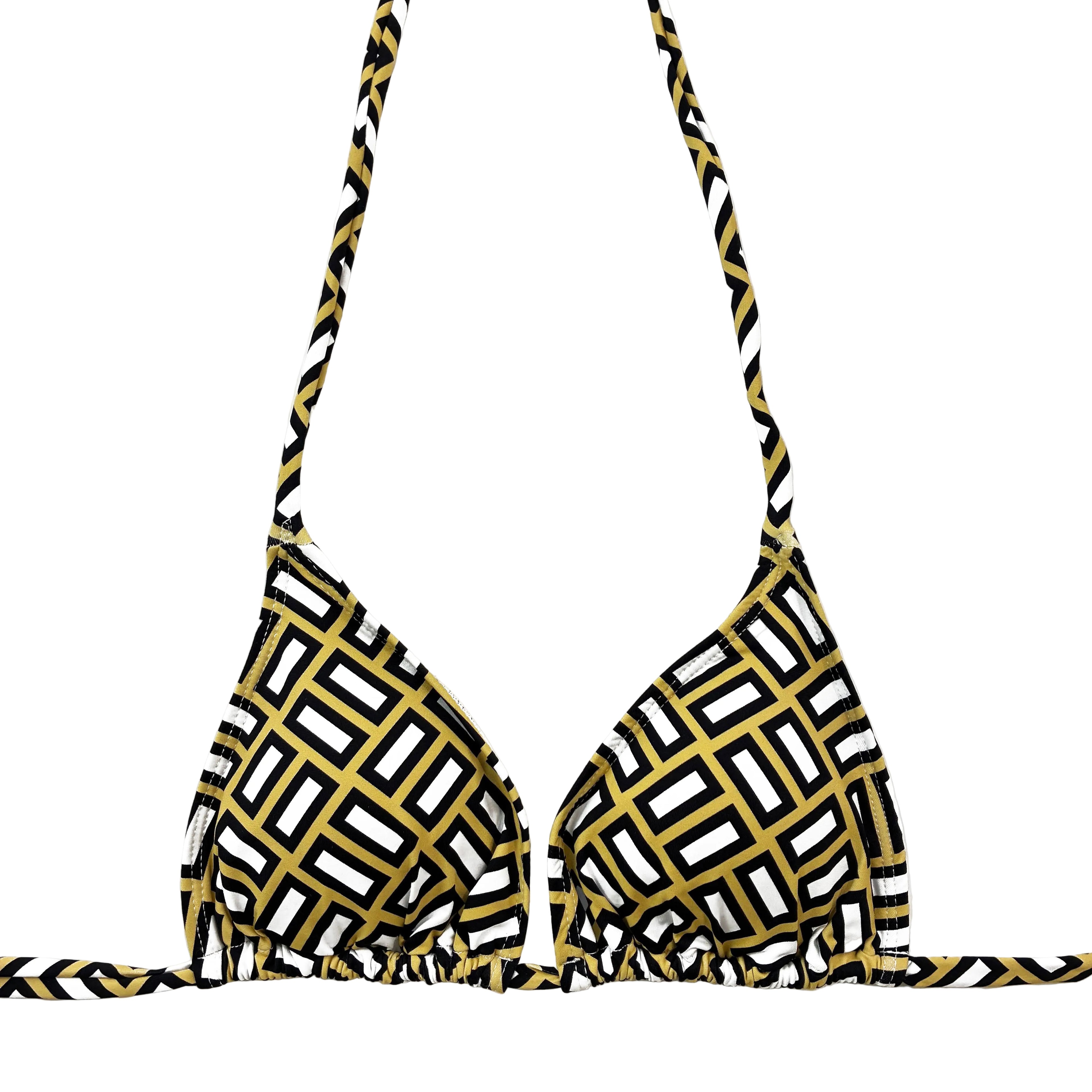 Top de bikini tipo triángulo cortina con estampado geométrico en tonos amarillo, negro y blanco, diseño artesanal tarifeño.