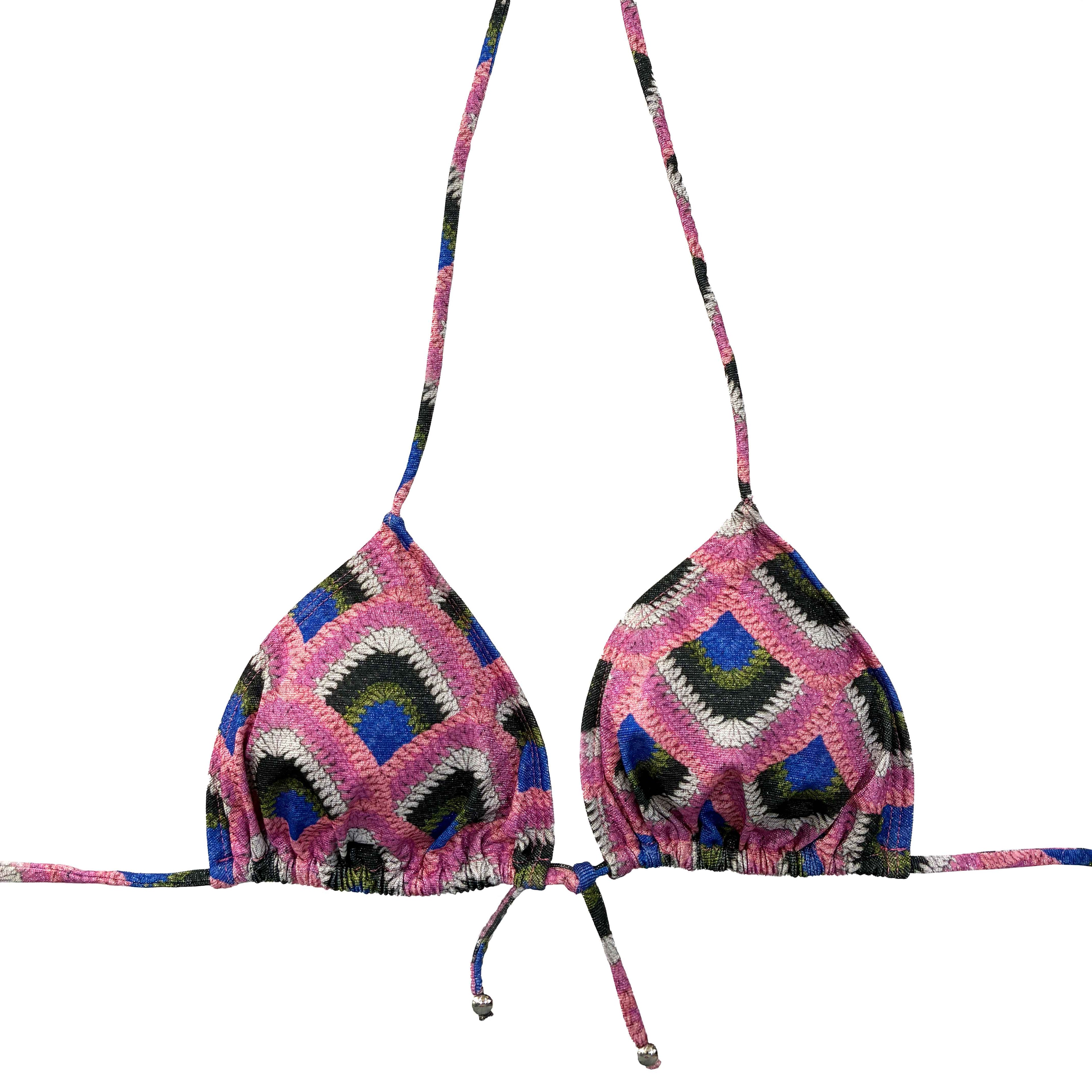 Top de bikini de lurex brillante con estampado estilo crochet artesanal en tonos rosa, azul y verde.