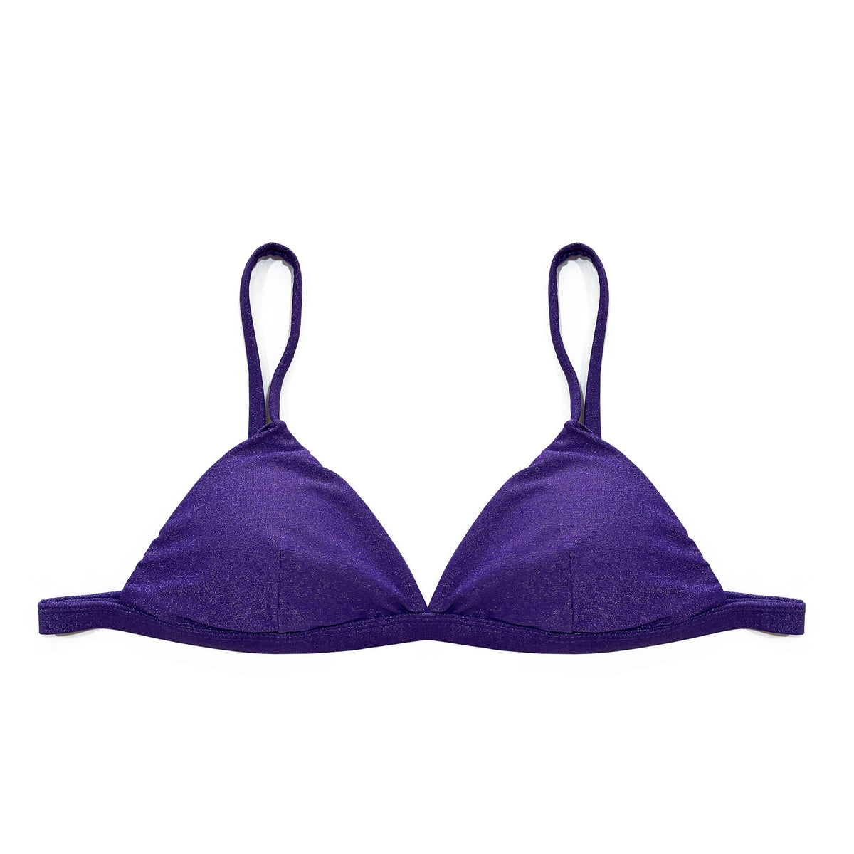 Top de bikini triángulo bajo en tejido brillante color violeta lúrex con tirantes ajustables y broche metálico trasero.