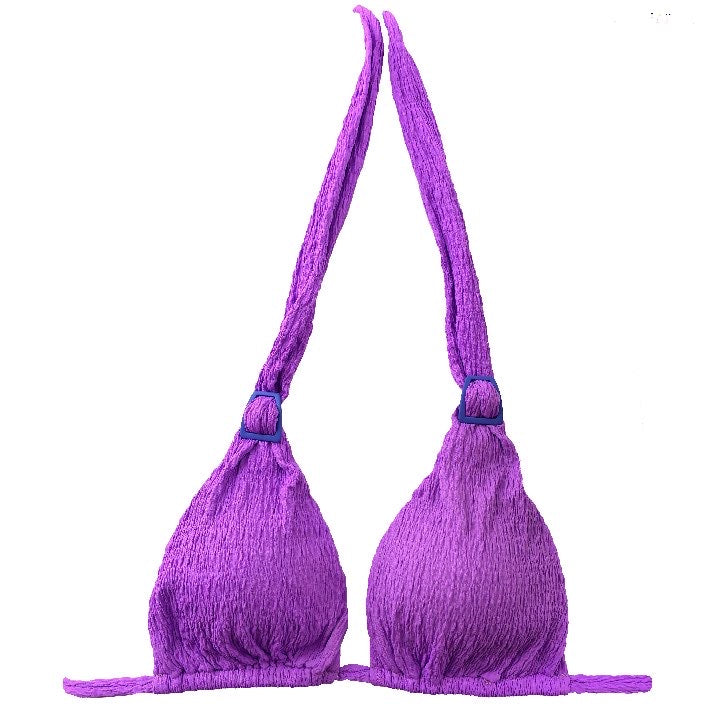 Top de bikini de triángulo diseñado para copa C en lycra rugosa de color violeta con tirantes anchos.