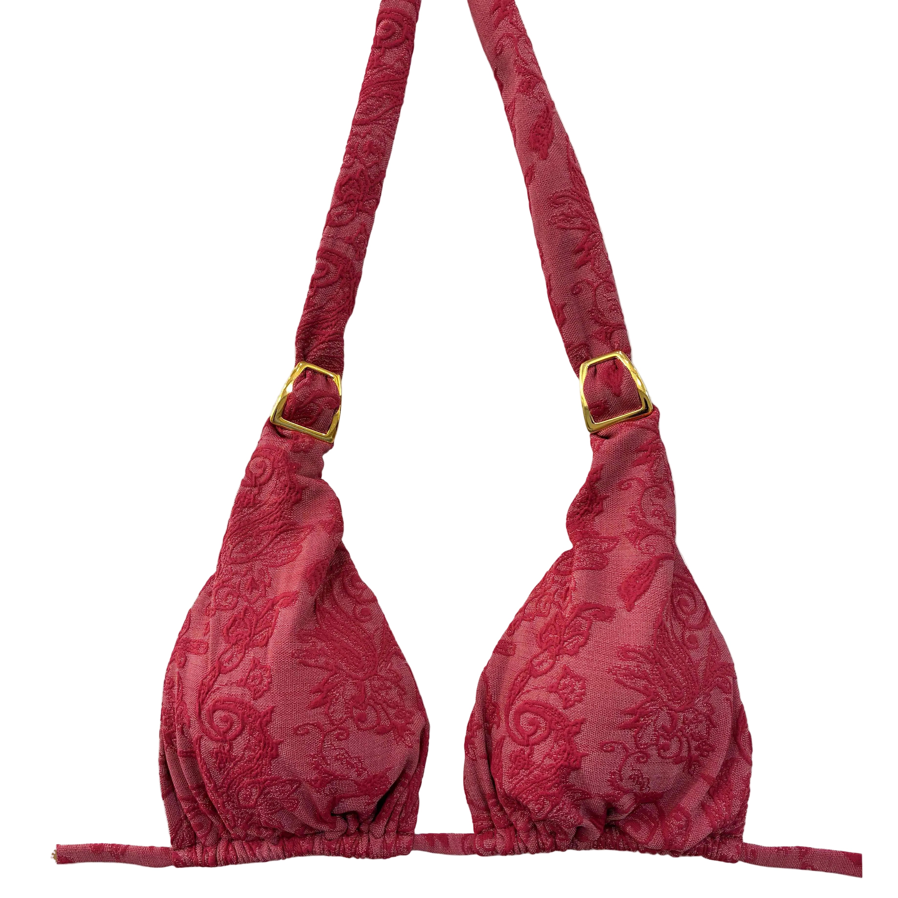 Parte superior de bikini tipo triángulo de copa C en color rojo oscuro con textura de encaje floral y detalle de hebillas metálicas en los tirantes.