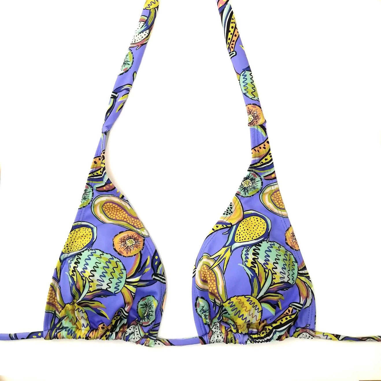 Top de bikini de triangulo anudado al cuello y regulable en fondo azulon con estampado de frutas