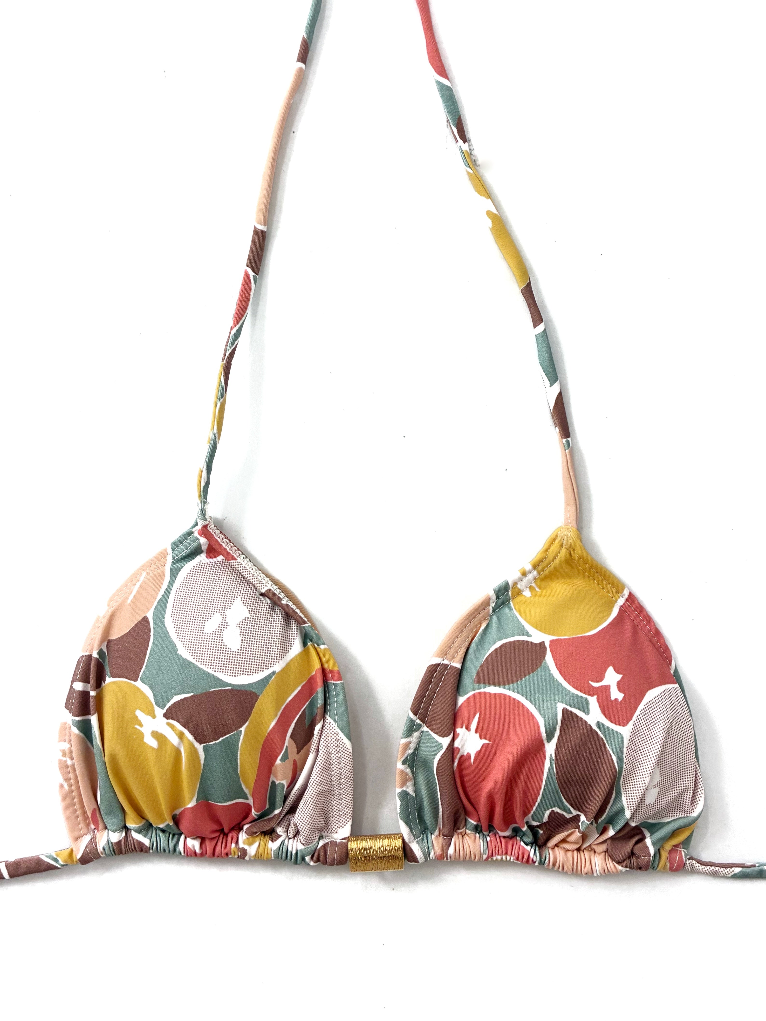 Top de bikini de triángulo cortina con estampado de frutas retro en tonos tierra, mostaza y verde con detalle de pieza dorada central.