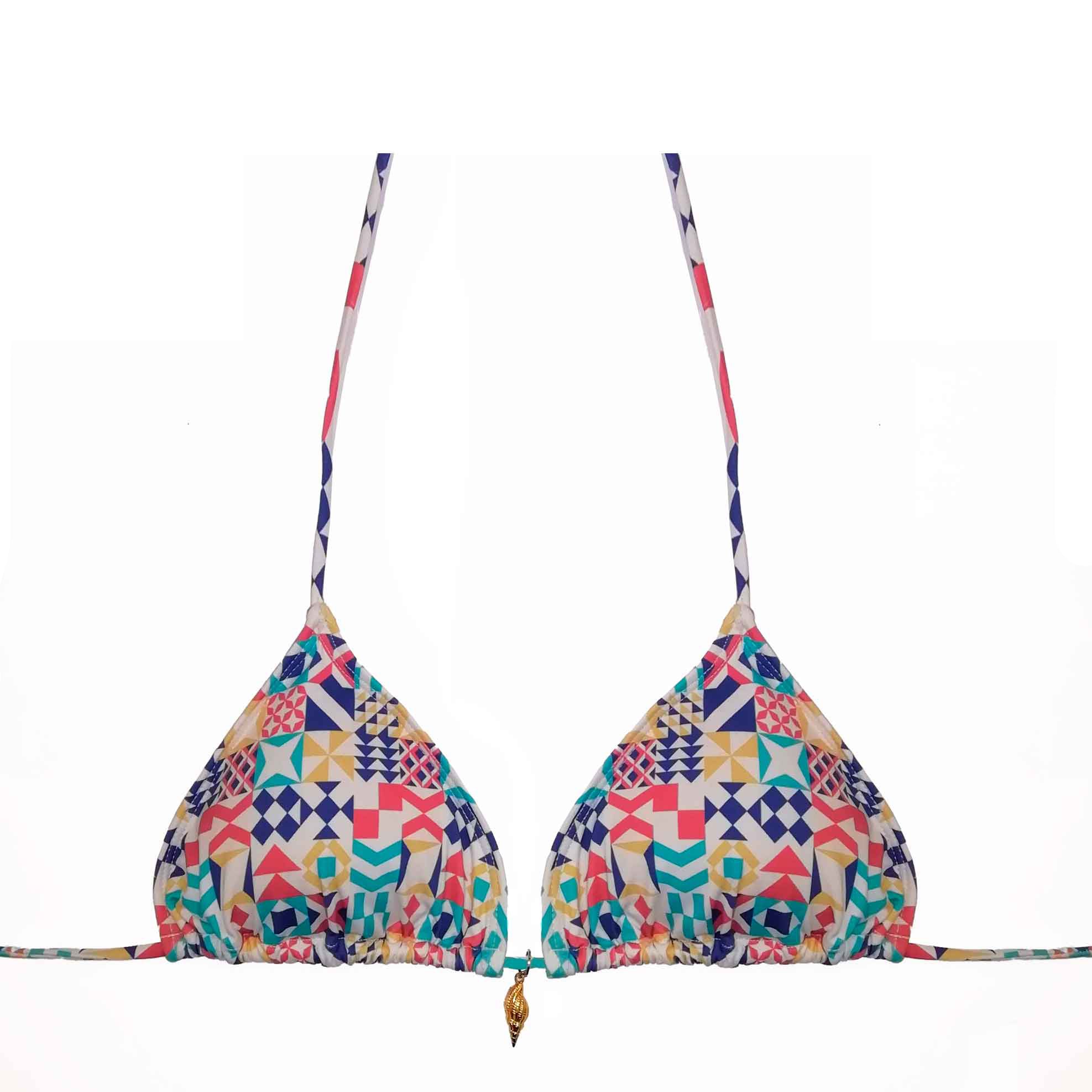 Top de bikini de triángulo tipo cortina con estampado geométrico multicolor y detalle de colgante de caracola dorada, hecho en Tarifa.