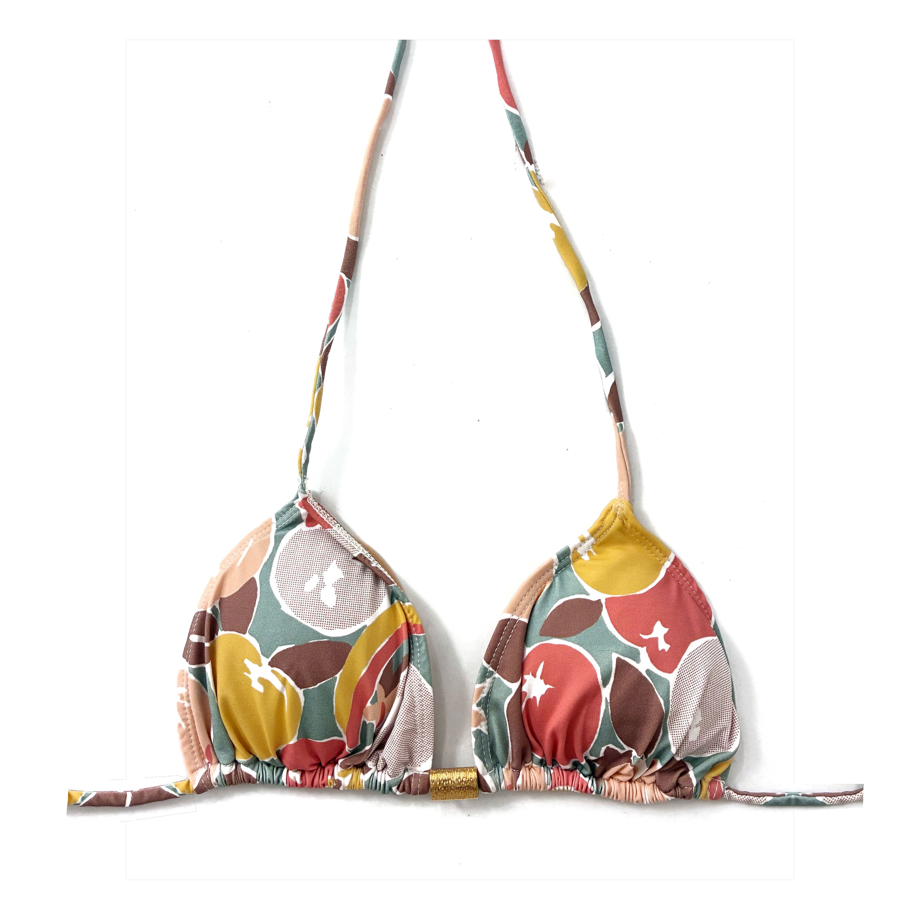 Top de bikini de triángulo cortina con estampado de frutas retro en tonos tierra, mostaza y verde con detalle de pieza dorada central.