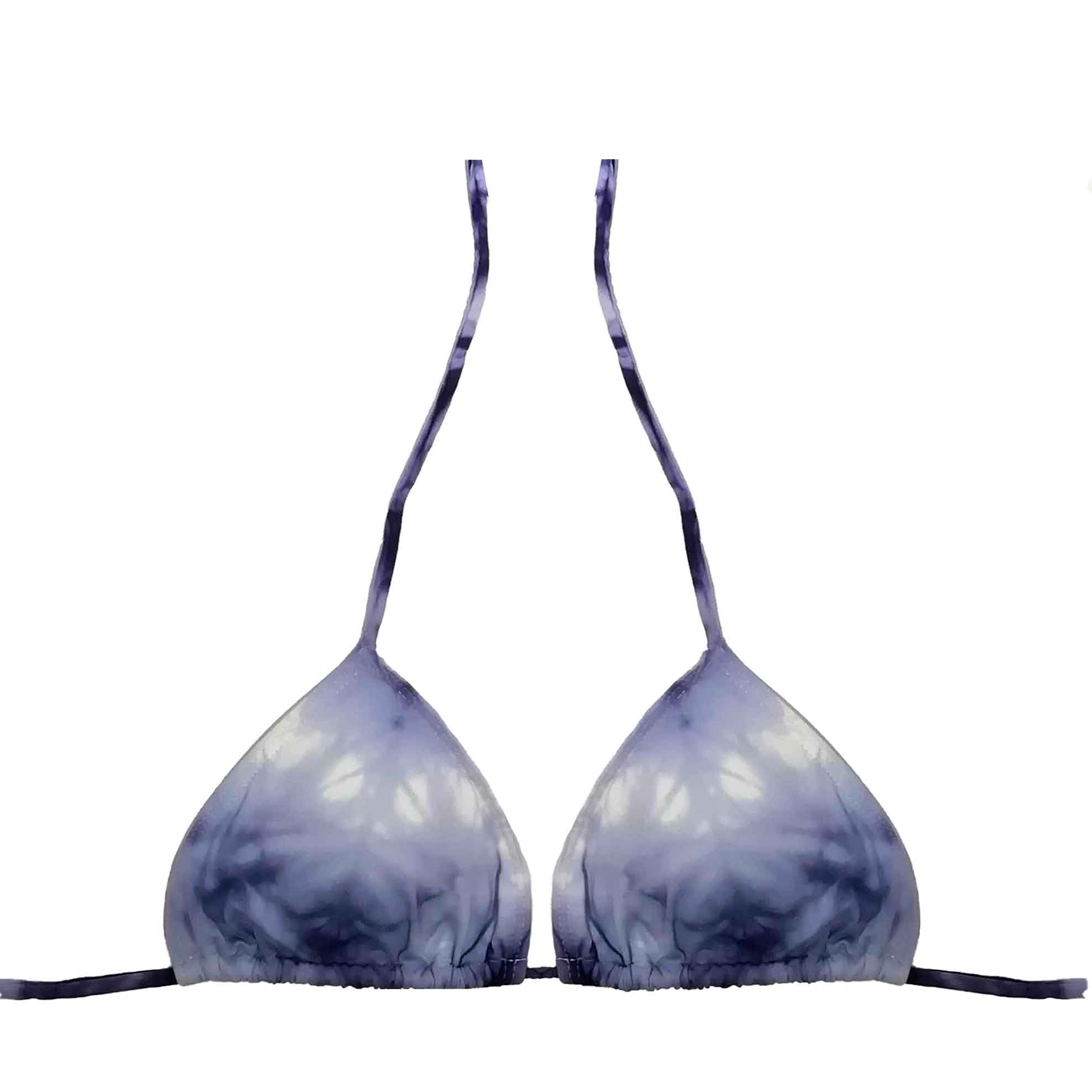 Top de bikini de triángulo tipo cortina con estampado tie-dye en azul índigo, confeccionado artesanalmente en Tarifa.