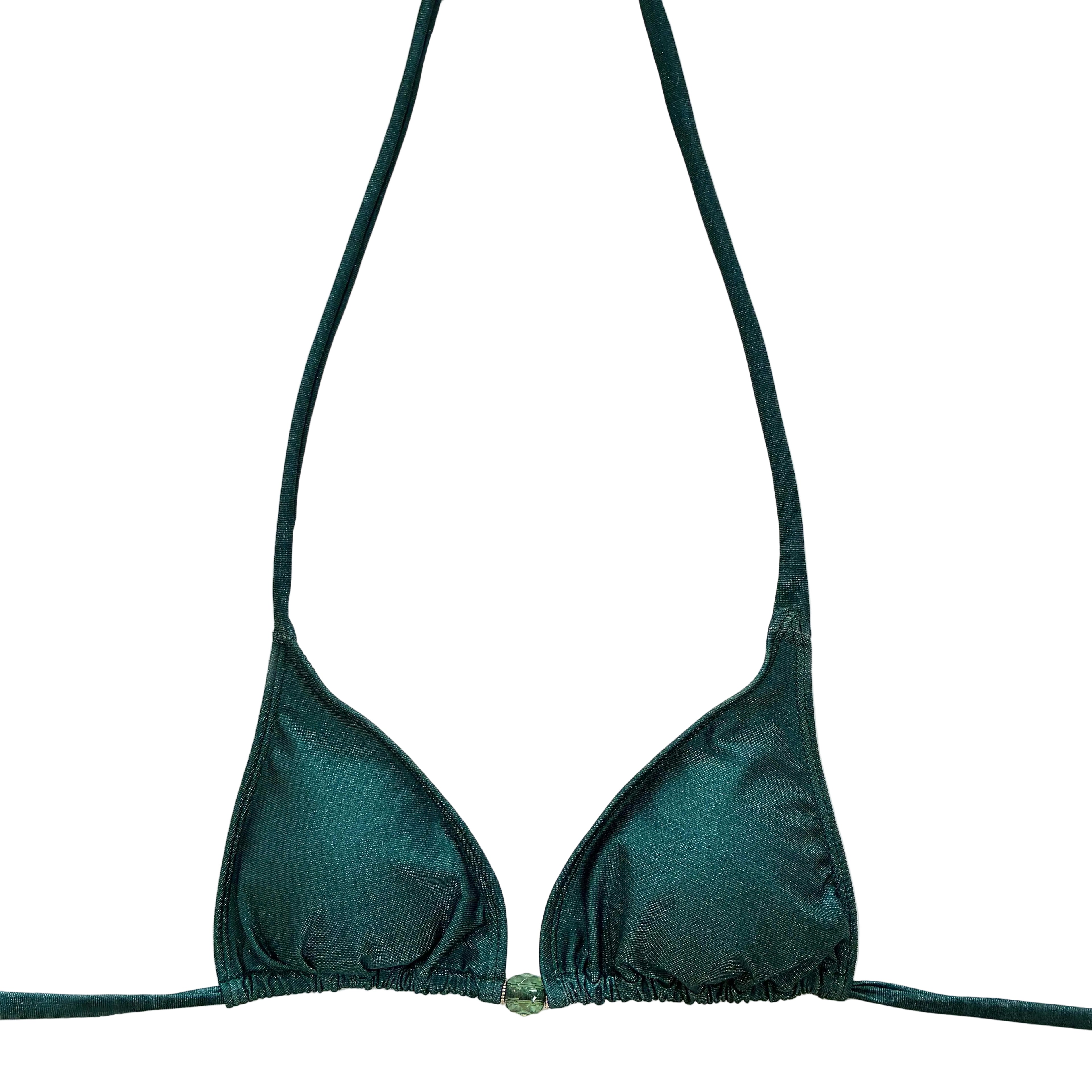 Top de bikini tipo triángulo cortina en color verde esmeralda brillante con detalle de cuenta central, hecho a mano.