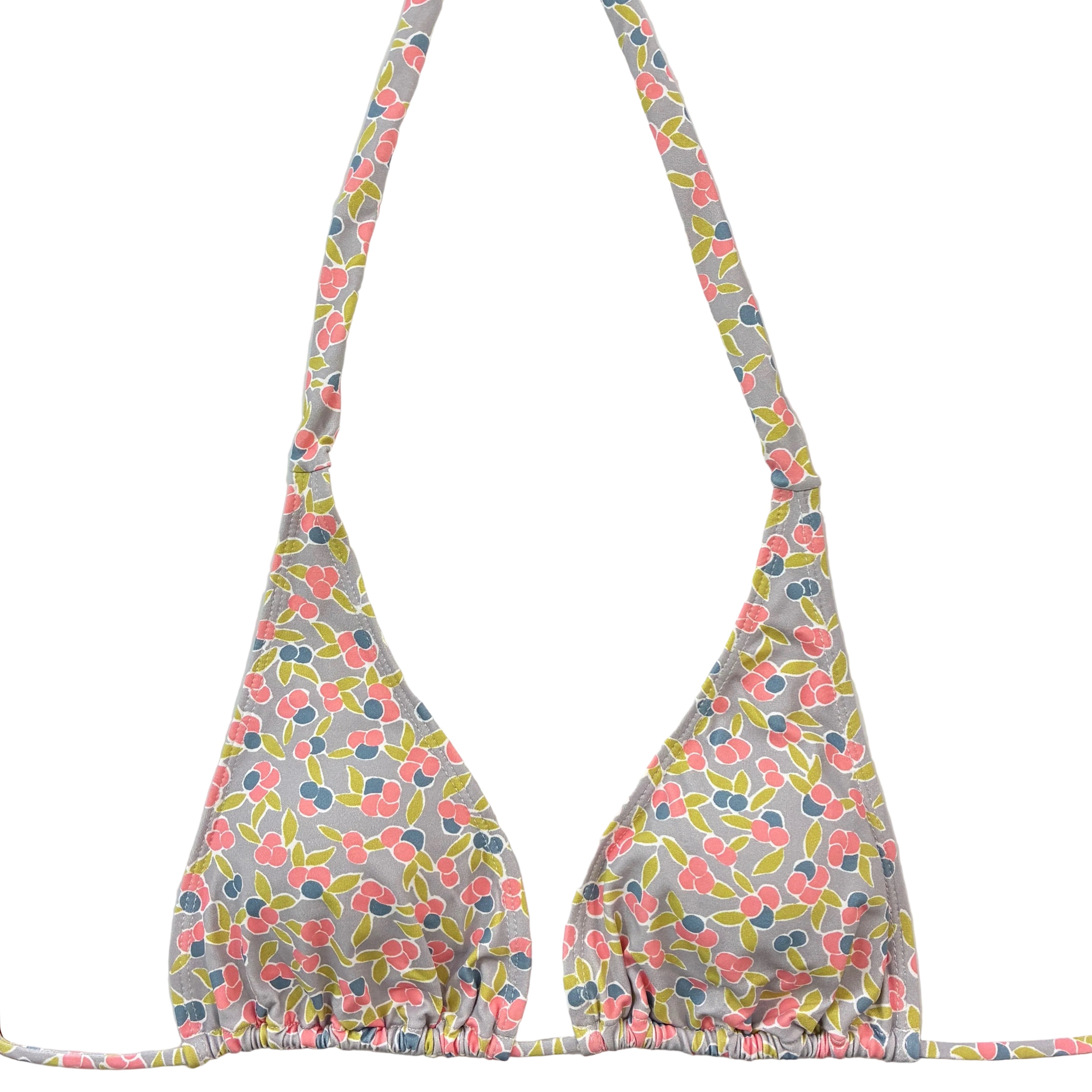 Top de bikini de triángulo cortina con lazo en estampado floral rosa sobre gris, fabricado artesanalmente en Tarifa.
