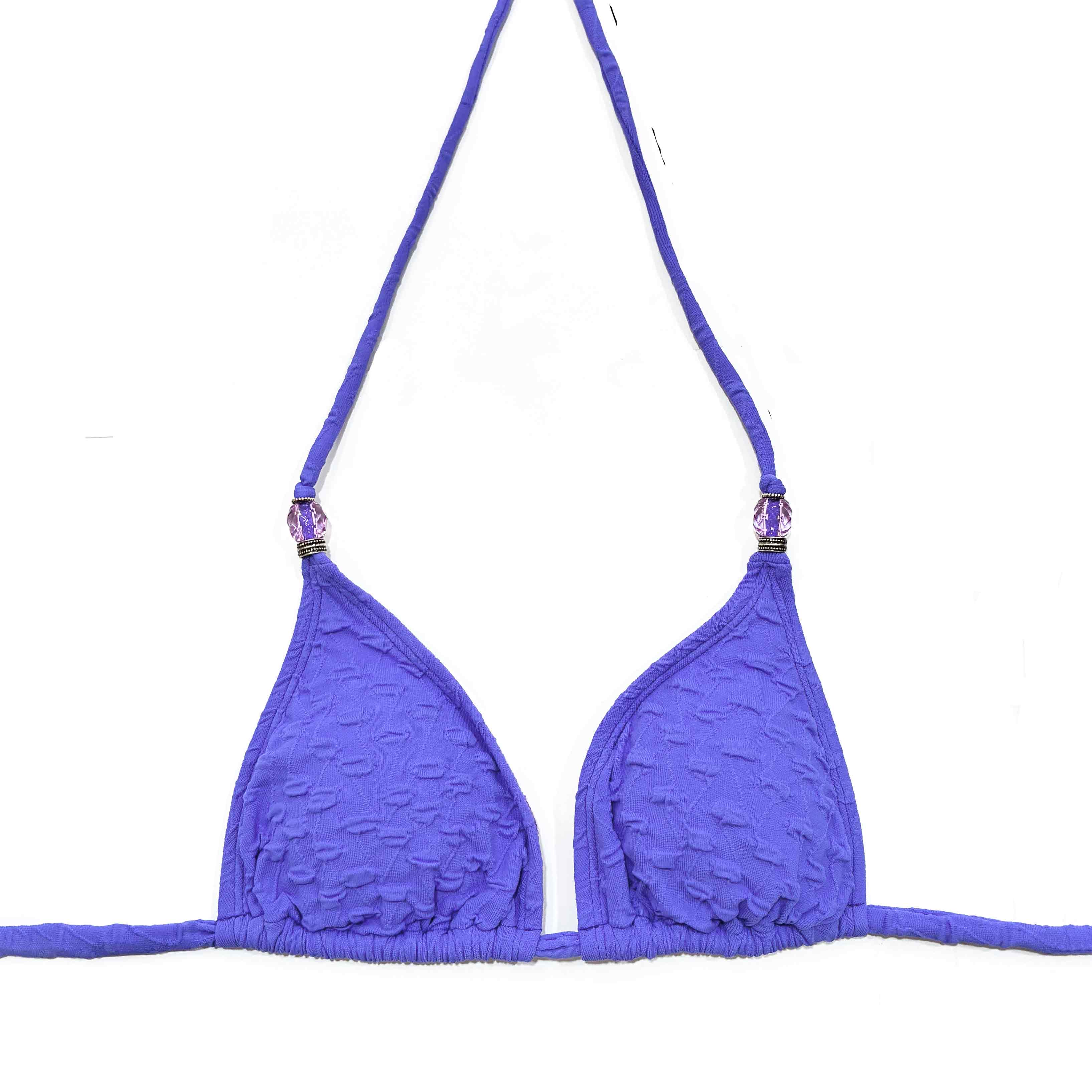 top de bikini de triángulo en color lila texturado, de confección artesanal de Tarifa.