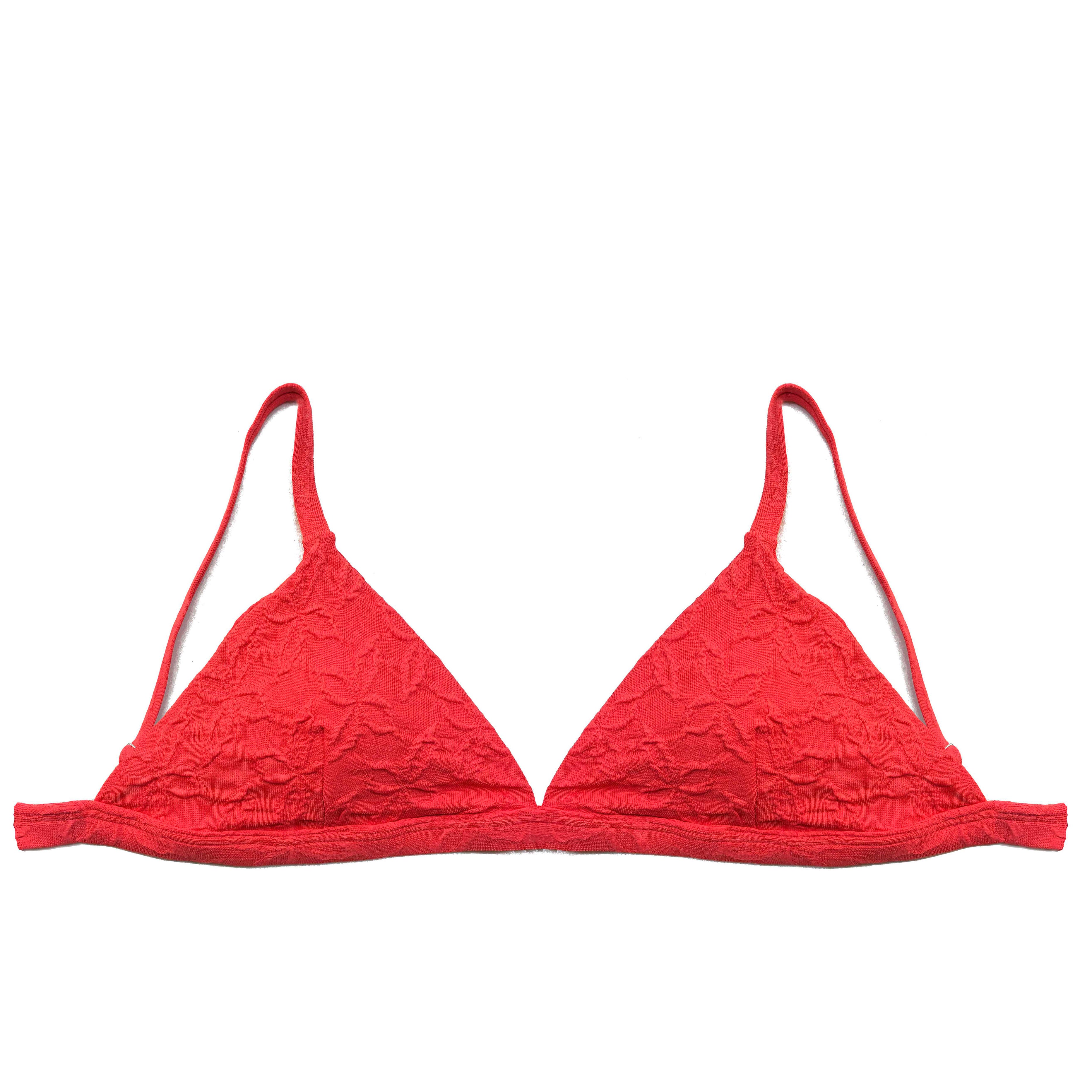 Top de bikini tipo triángulo en color rojo intenso con textura floral, tirantes regulables y cierre metálico plateado.