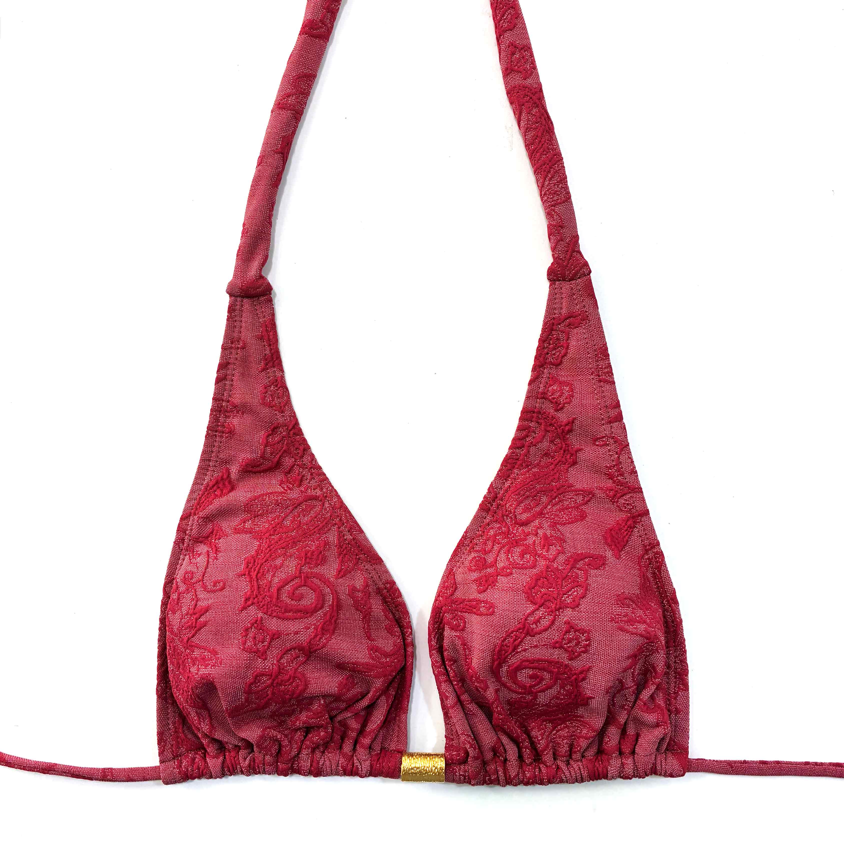 Top de bikini triángulo de capacidad media en tejido adamascado color burdeos con detalle dorado central.