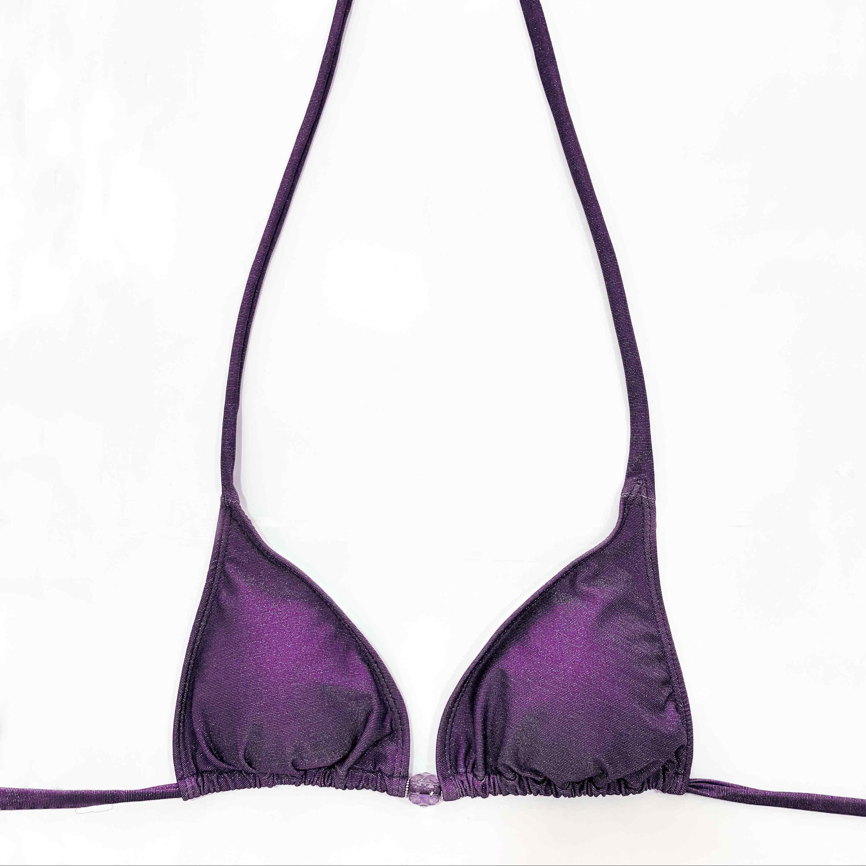 Top de bikini artesanal modelo triángulo cortina en tejido lurex brillante color berenjena.