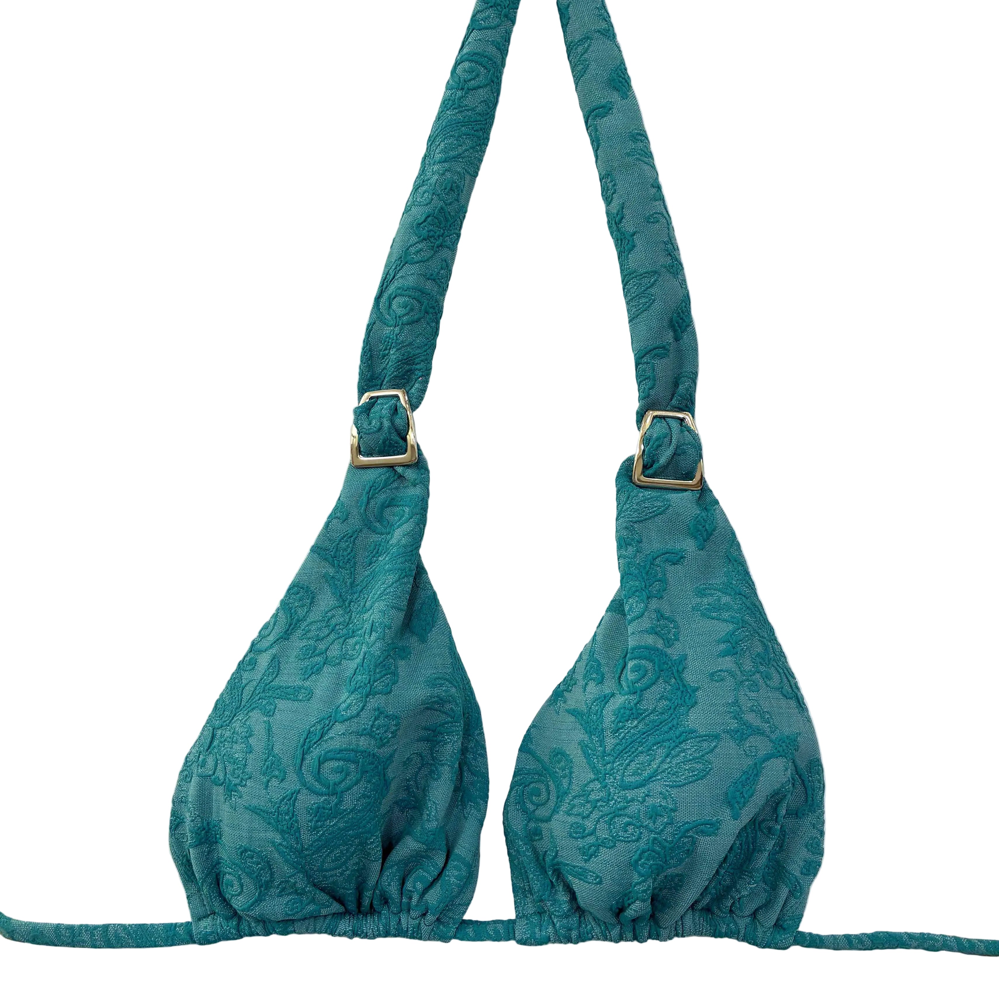Primer plano de un top de bikini de triángulo ajustable en color turquesa intenso con un patrón de tejido de damasco en relieve. Se ven las hebillas de metal dorado y las correas que se atan al cuello. 