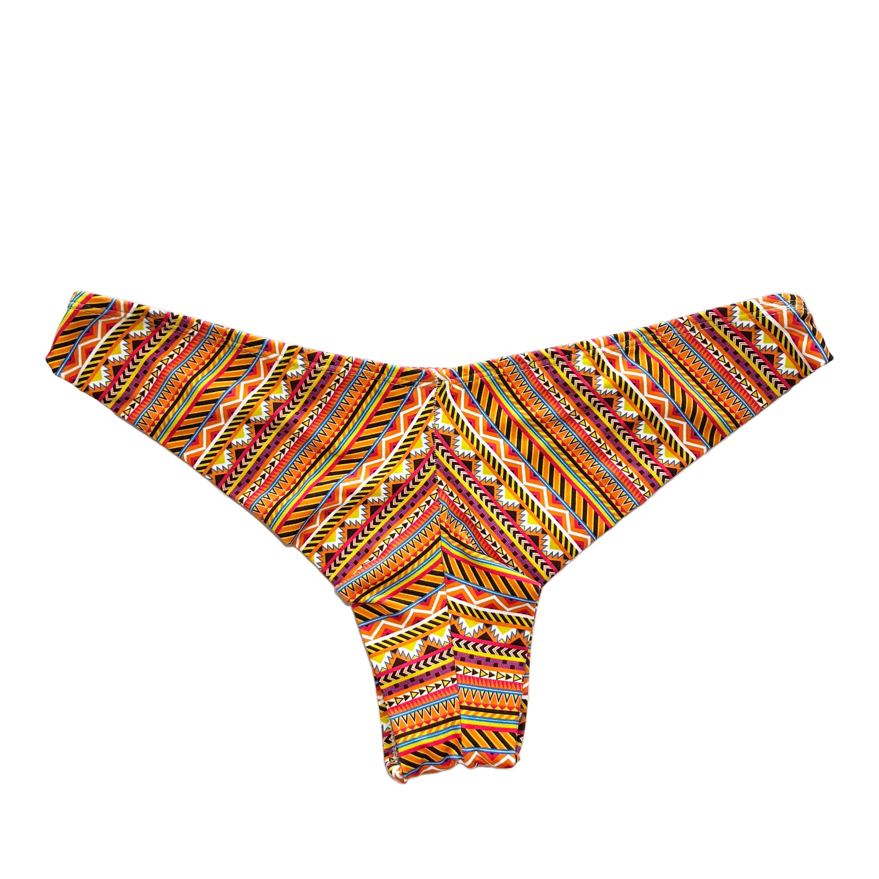 Trasera de braga de bikini semitanga con estampado geométrico étnico en tonos naranjas y amarillos, costura central trasera.