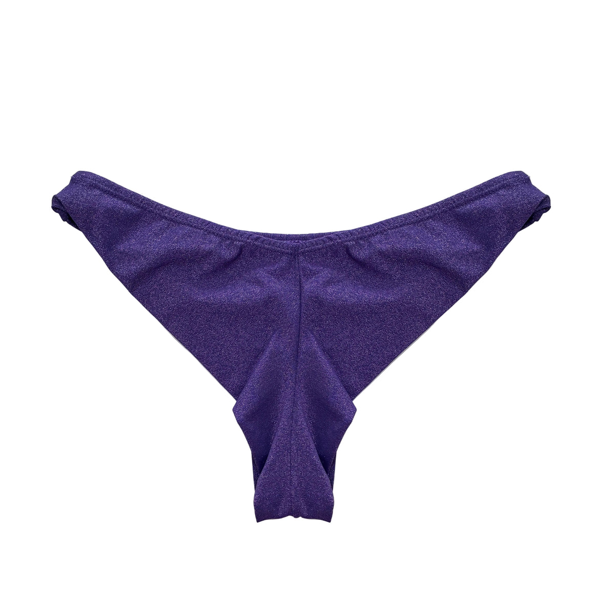 Parte tasera de braga de bikini semitanga violeta brillante de lúrex con diseño minimalista y etiqueta de la marca Tarifa